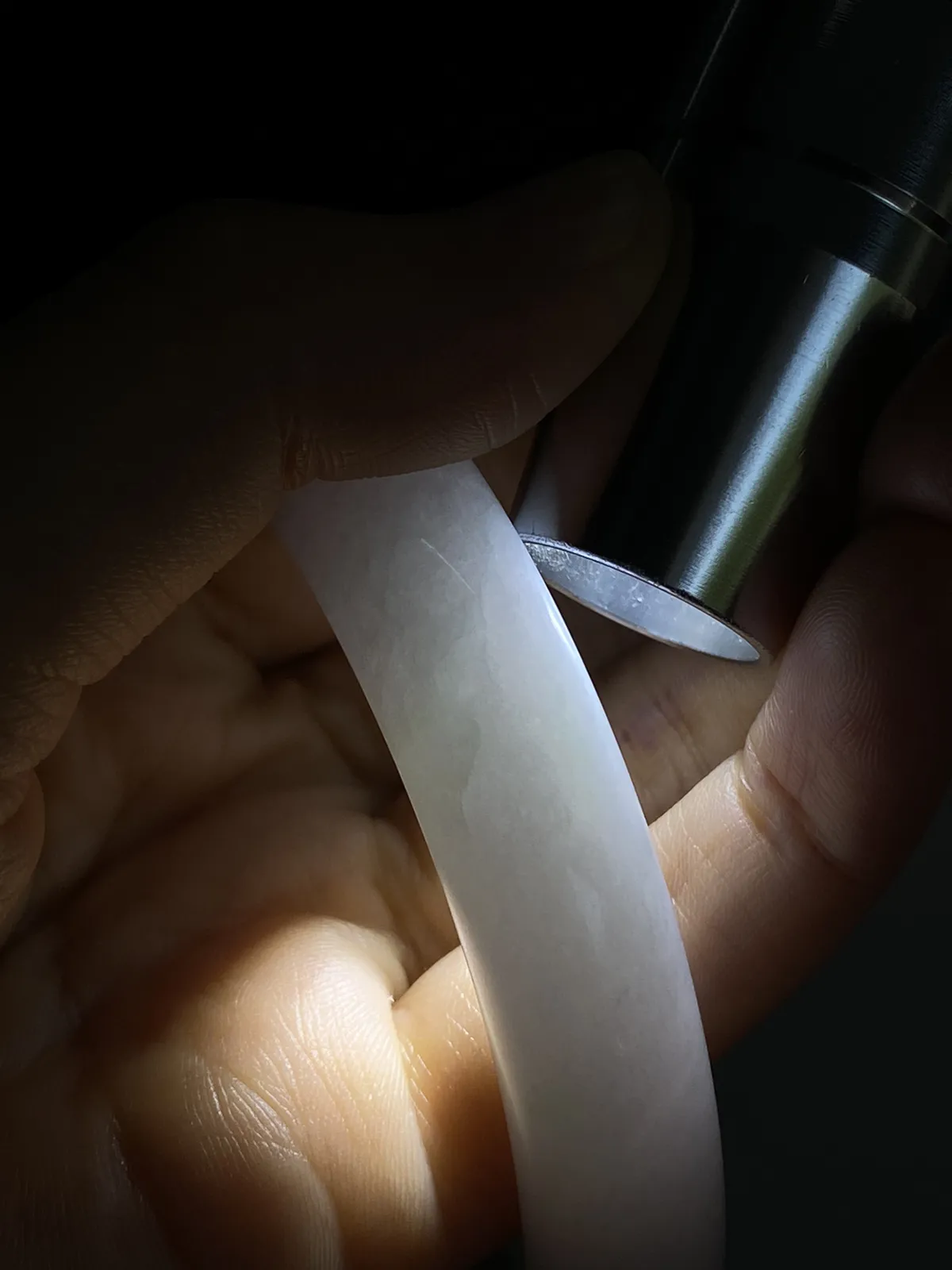 圆镯59.6圈口，翡翠糯化种飘绿手镯