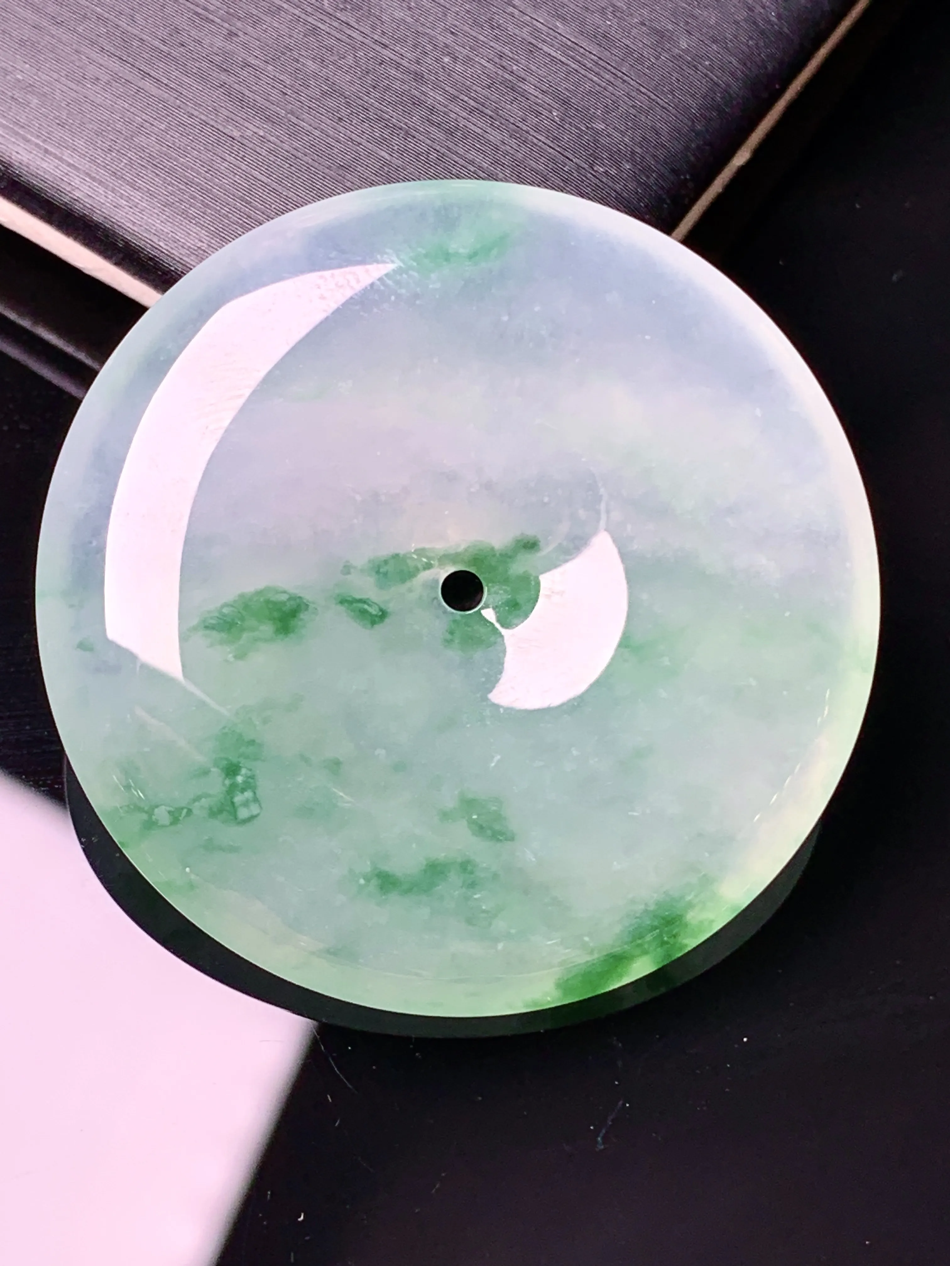 冰种飘绿平安扣吊坠 玉质细腻 色泽清新艳丽 整体尺寸34.3*5.6