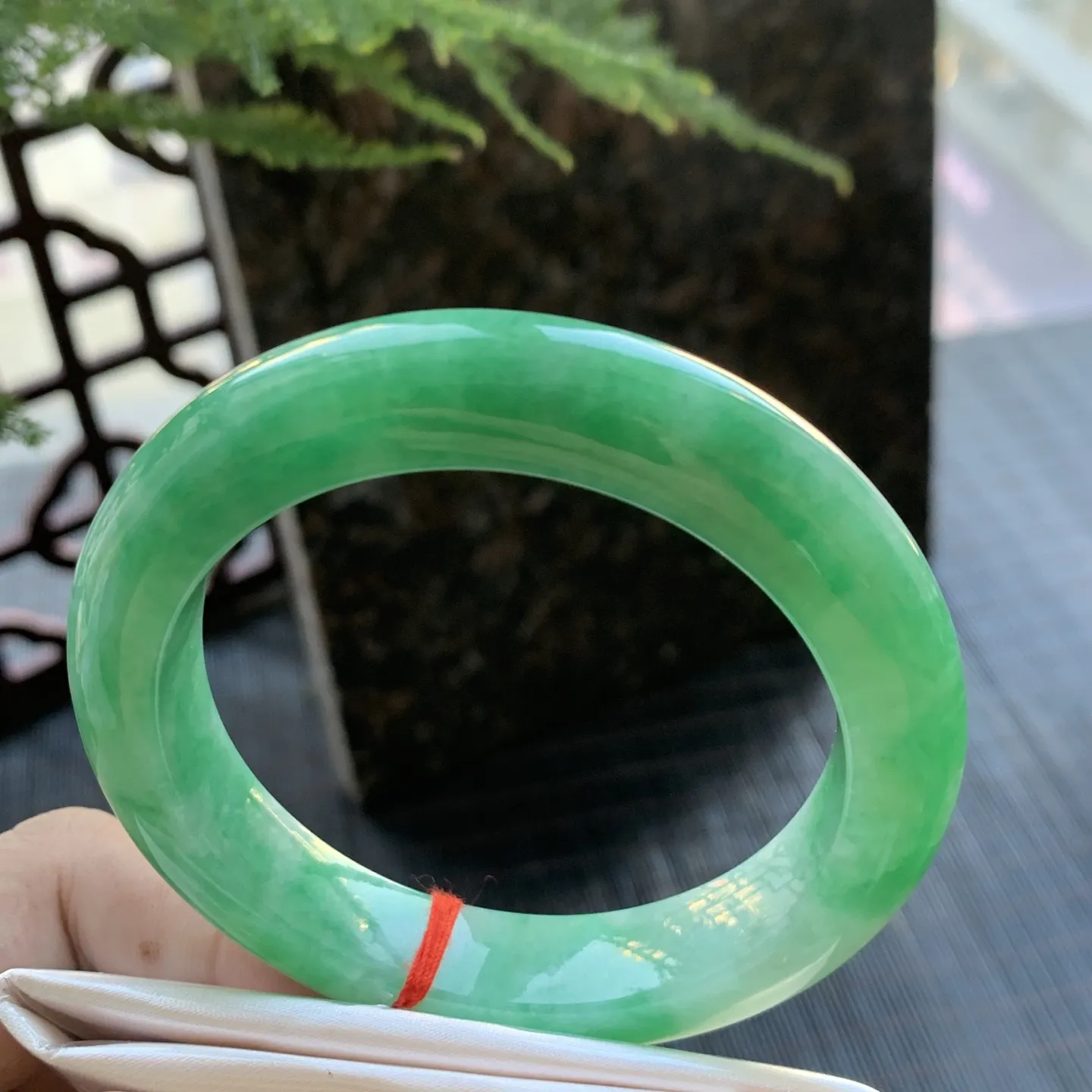 正圈满绿 无瑕 尺寸:54.6/12.1/9.9 满色