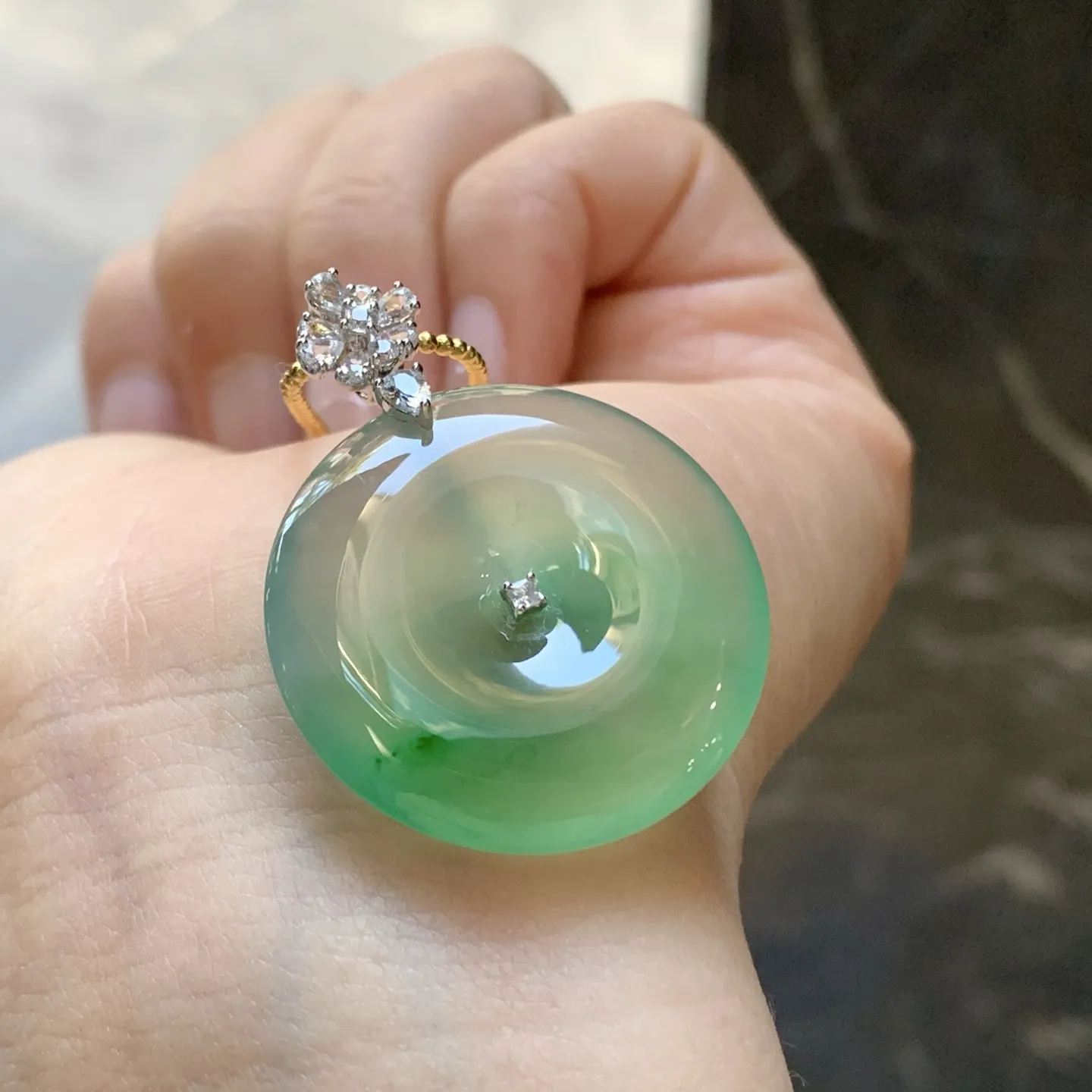 冰晴绿平安扣
 种老肉细 平安顺遂～