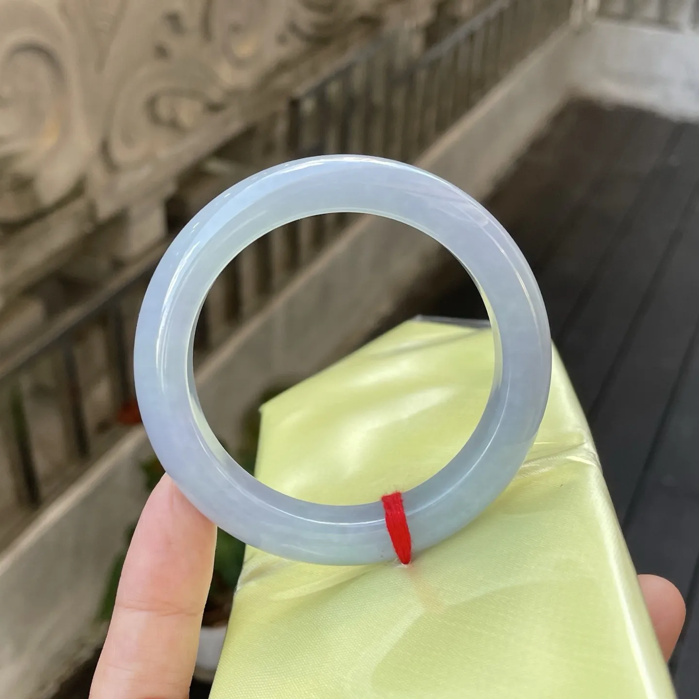 55圈口️
茄紫，浅淡的色泽如晨曦中氤氲的烟岚，温润通透，静静卧于掌心，仿佛藏着一段温婉含蓄的时光秘语