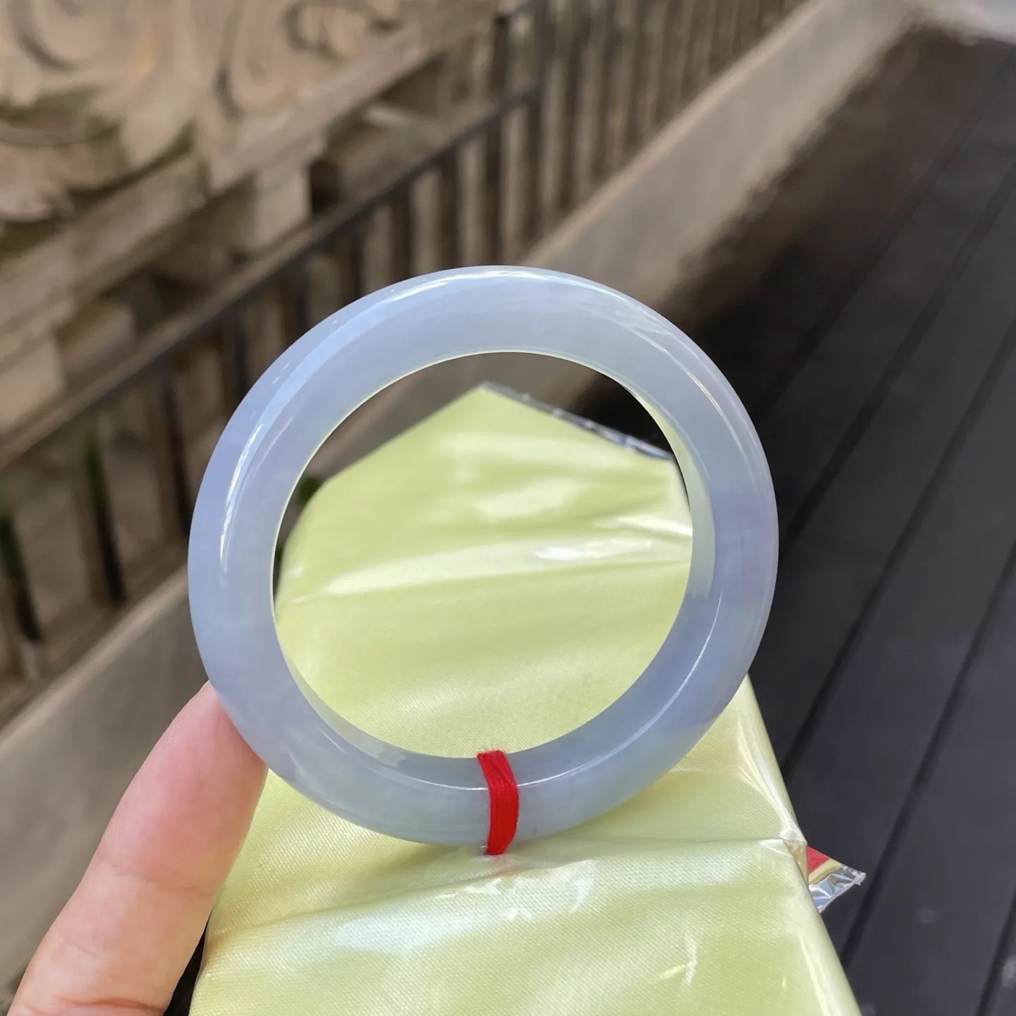 55圈口️
茄紫，浅淡的色泽如晨曦中氤氲的烟岚，温润通透，静静卧于掌心，仿佛藏着一段温婉含蓄的时光秘语