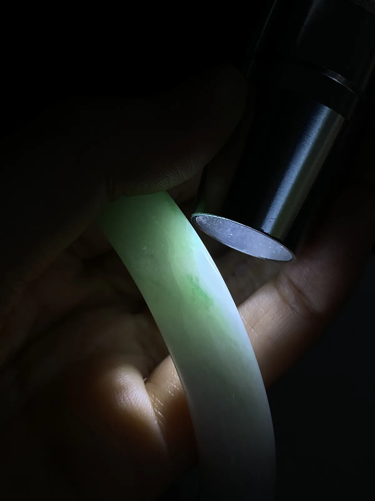 圆镯59.6圈口，翡翠糯化种飘绿手镯