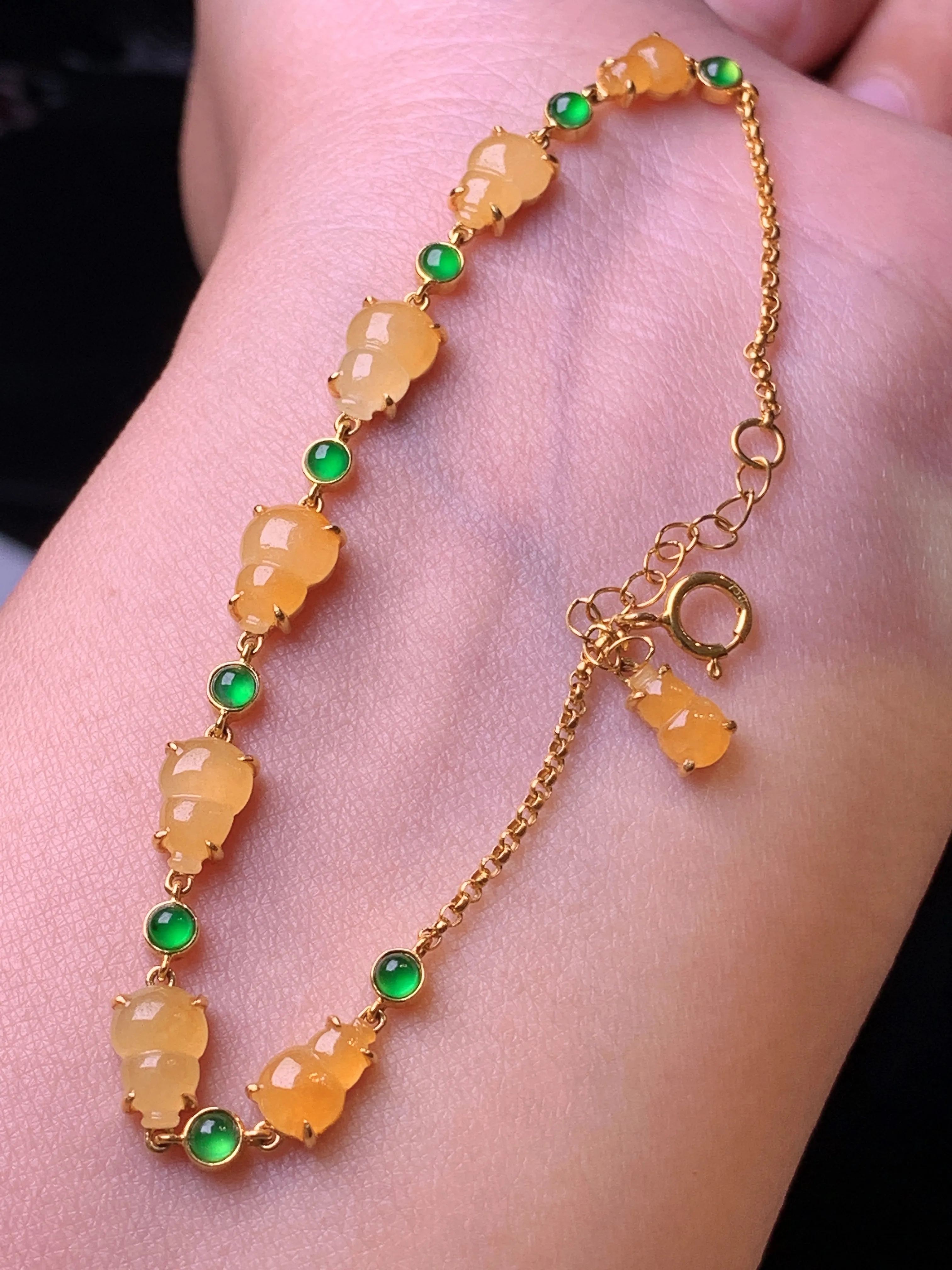 18k金镶嵌黄翡葫芦手链 玉质细腻 色泽艳丽清新 裸石尺寸7.8*5.6*2.5