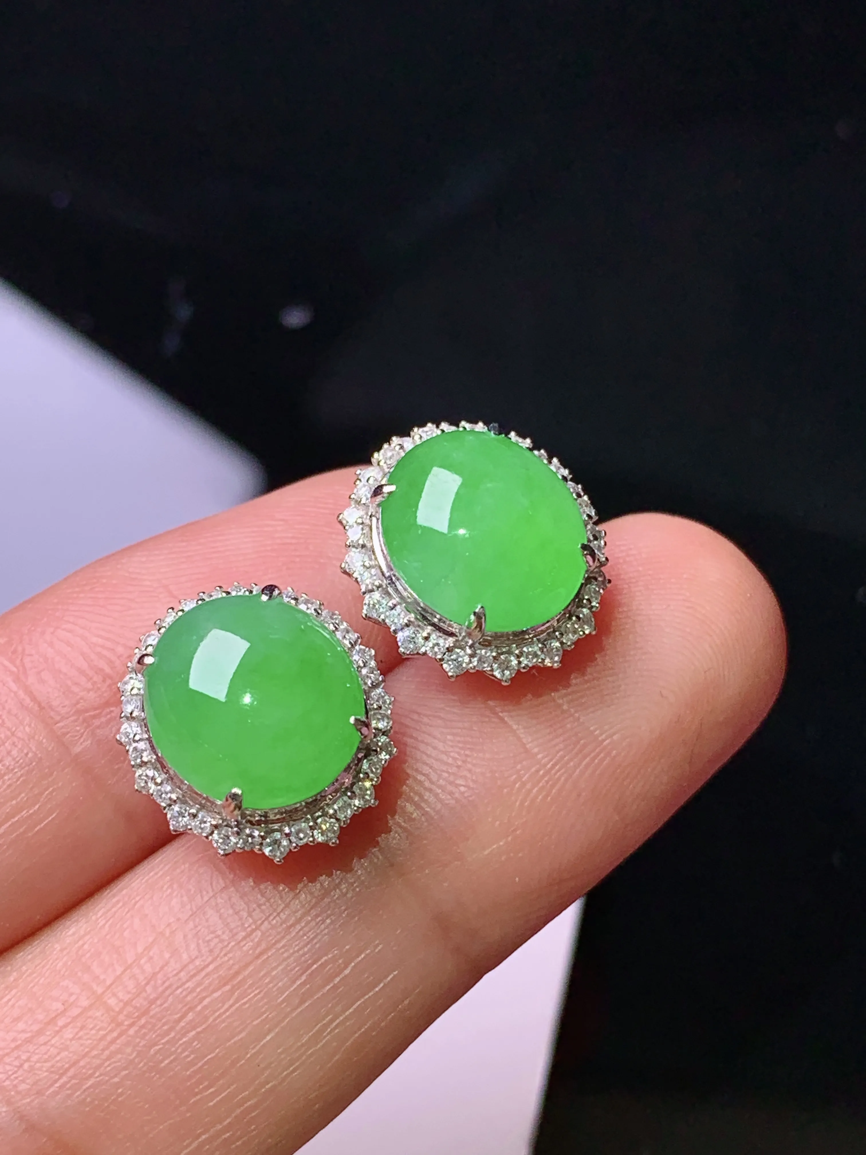 18k金钻镶嵌翠绿蛋面耳钉 玉质细腻 色泽艳丽清新 整体尺寸13*12.2*7.5