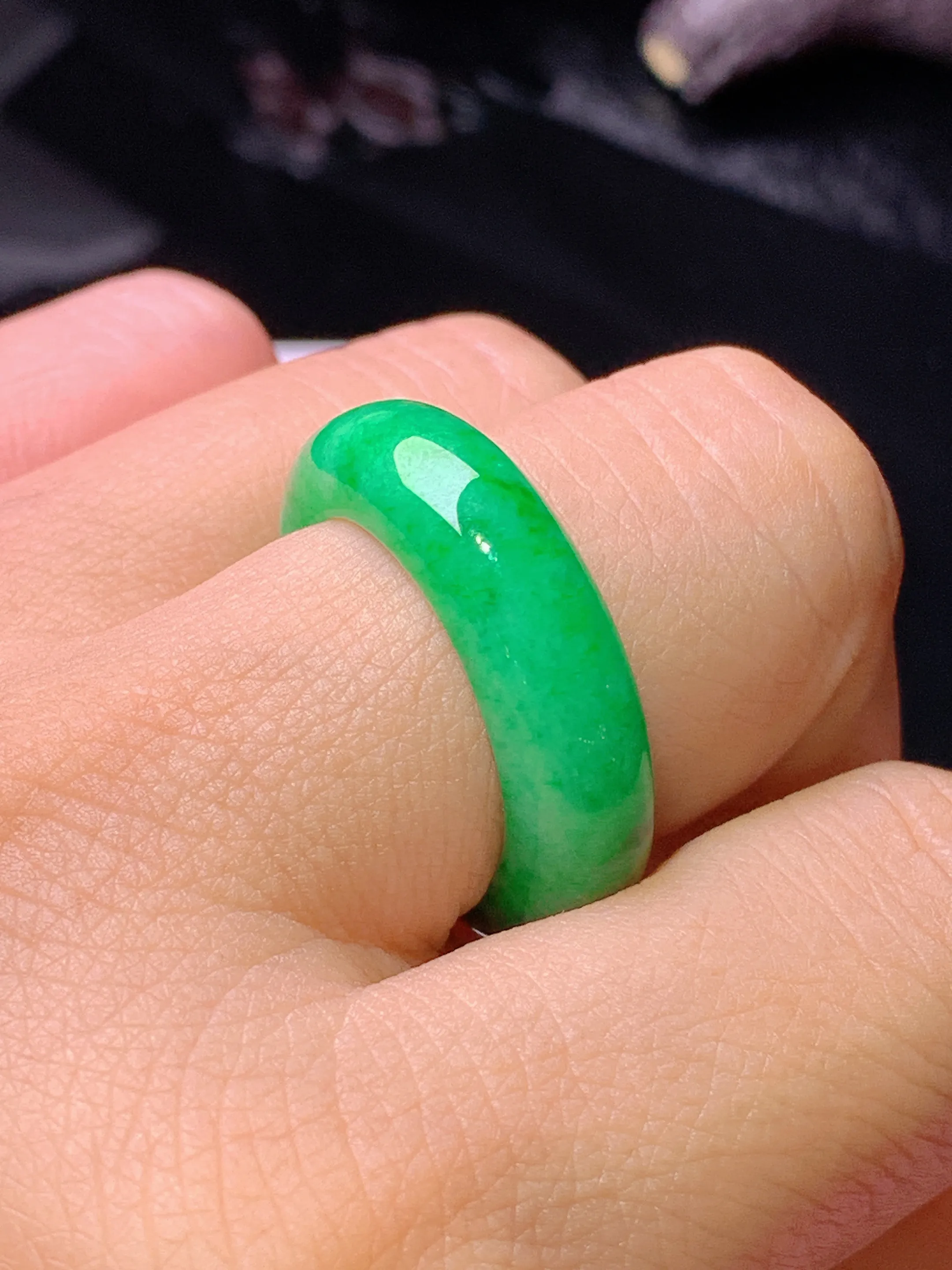 翠绿指环 玉质细腻 色泽艳丽清新 圈口15.5 整体尺寸26.2*6.7*4.3