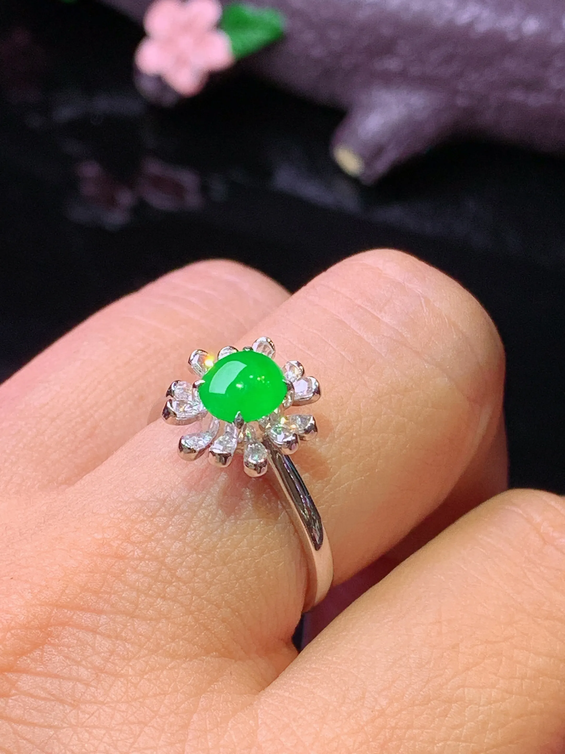 18k金钻镶嵌满绿蛋面 玉质细腻 色泽艳丽清新 圈口14.5 整体尺寸11.7*11*8