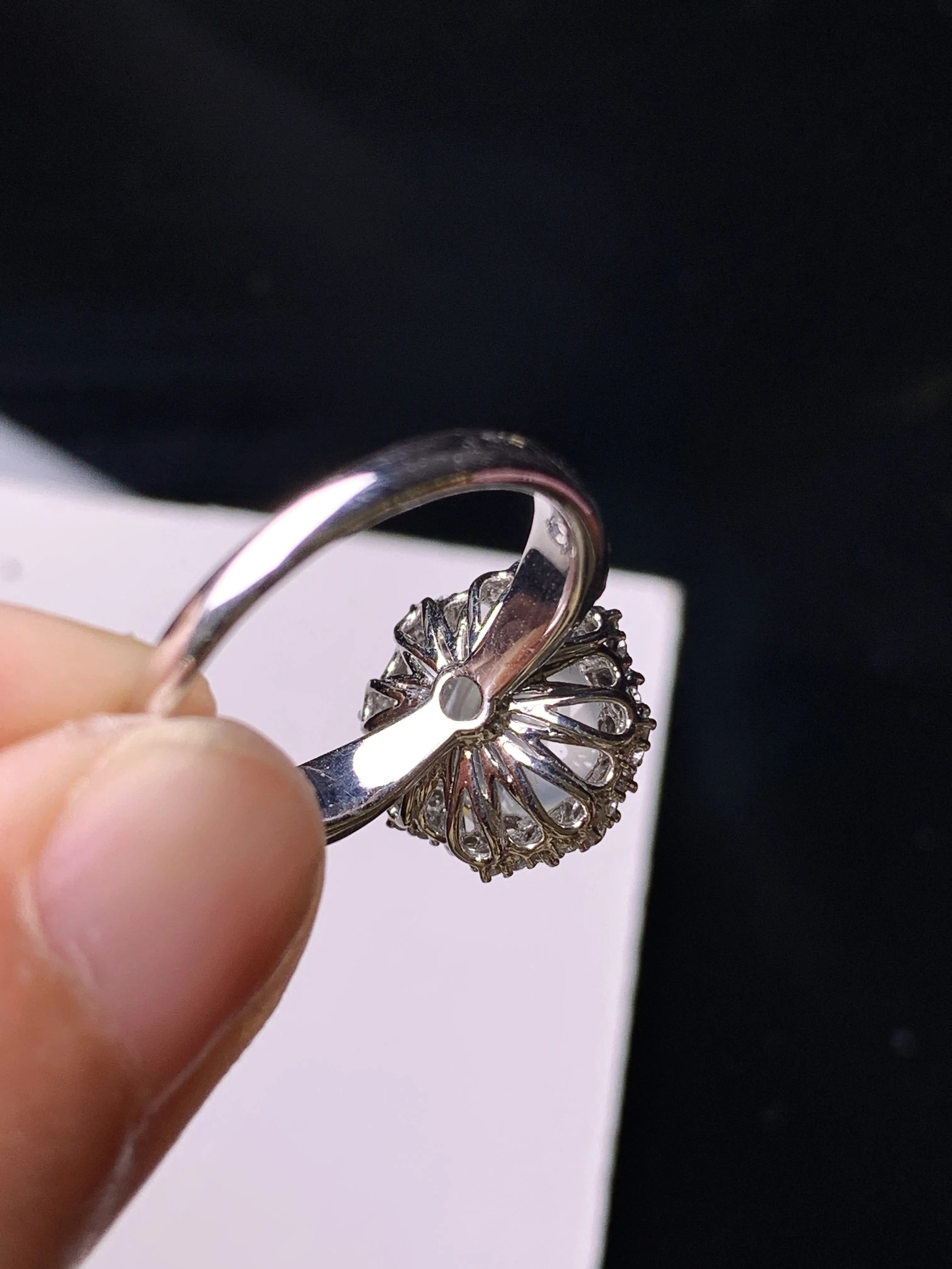 18k金钻镶嵌冰种蛋面戒指 玉质细腻 色泽清新艳丽 圈口14 整体尺寸13.3*12.8*10.8