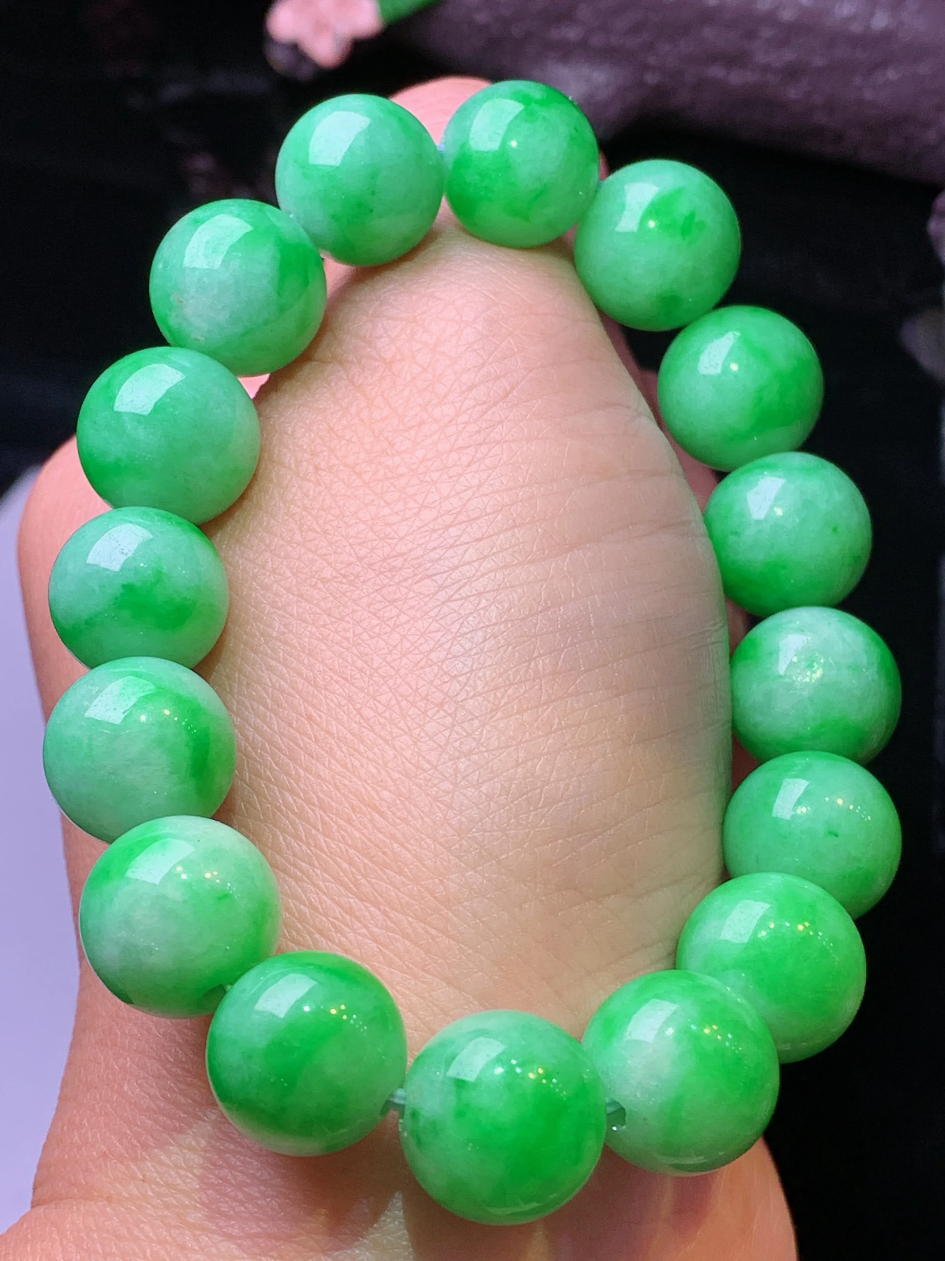 果绿圆珠手链 玉质细腻 色泽清新艳丽 整体尺寸12.2