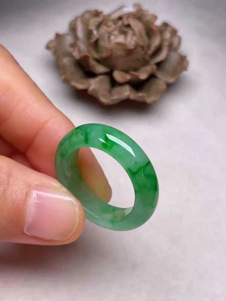 冰种飘绿【指环】种水好，玉质细腻 ，卖相好‘
