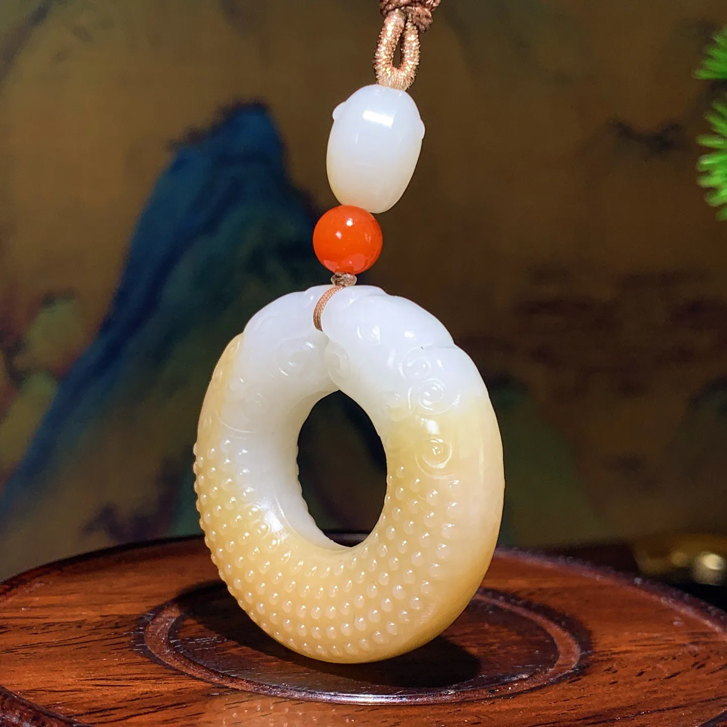 新疆和田玉且末糖双龙守护挂件。尺寸38/11重27克。玉质细腻油润。手推出油。品相大气。lt2511