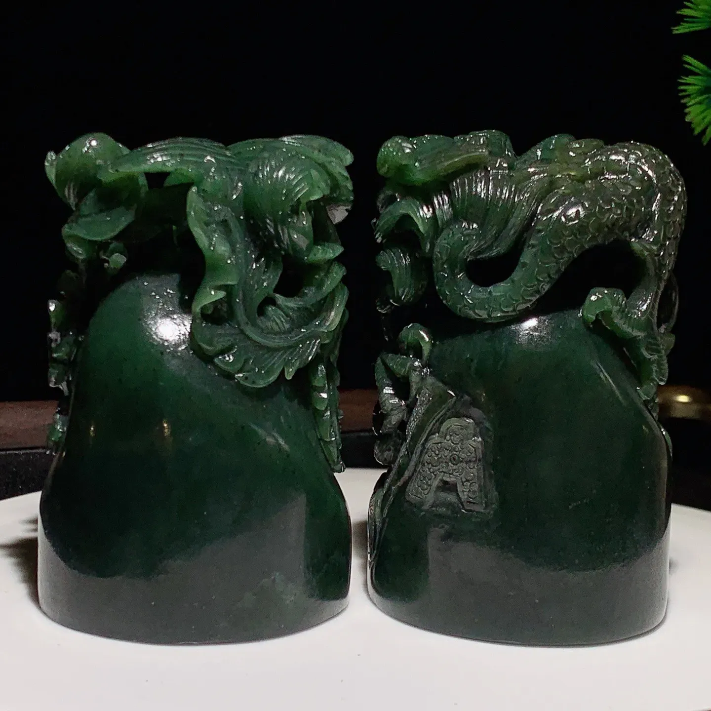 和田玉菠菜绿俄罗斯碧玉龙凤对印章摆件。龙尺寸86/55重460克。凤尺寸81/56重398克。玉质细腻油润。手推出油。品相大气。lt251120
