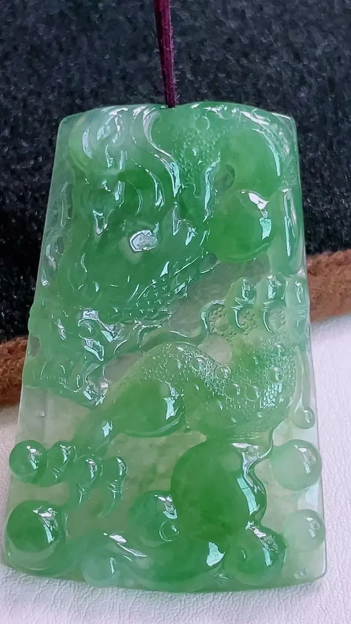 【翡翠名称】老坑种冰晴绿大龙牌翡翠吊坠挂件
【翡翠尺寸】60.8/40.5/5.8mm
【翡翠描述】宝贝种老水足，玉质细腻，色泽靓丽，性价比高，佩戴效果好！
【其它赠送】权威证书/精美挂绳/盒子/支持全国复检 !
