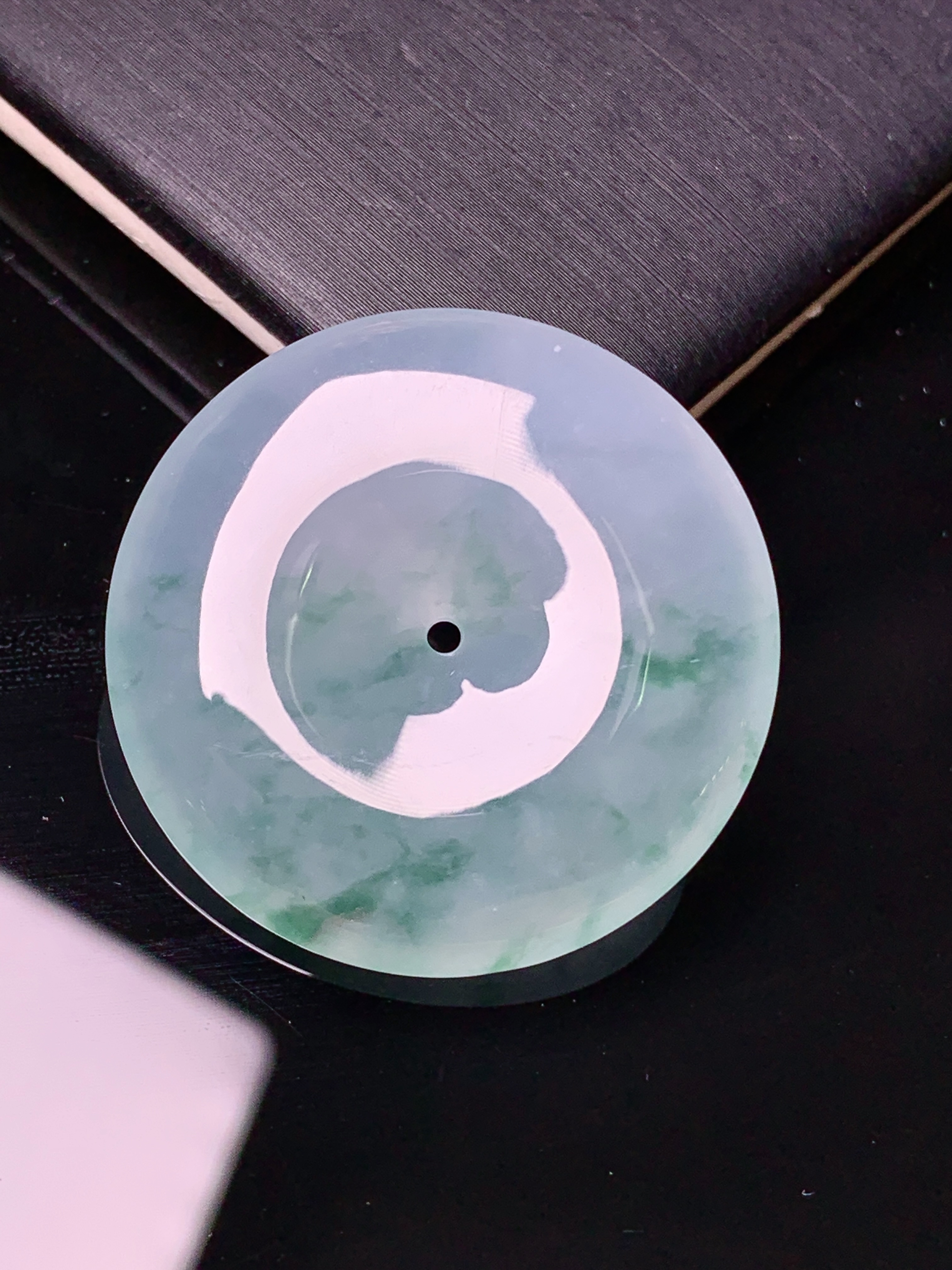 冰种飘绿平安扣吊坠 玉质细腻 色泽清新艳丽 整体尺寸29.8*5.7