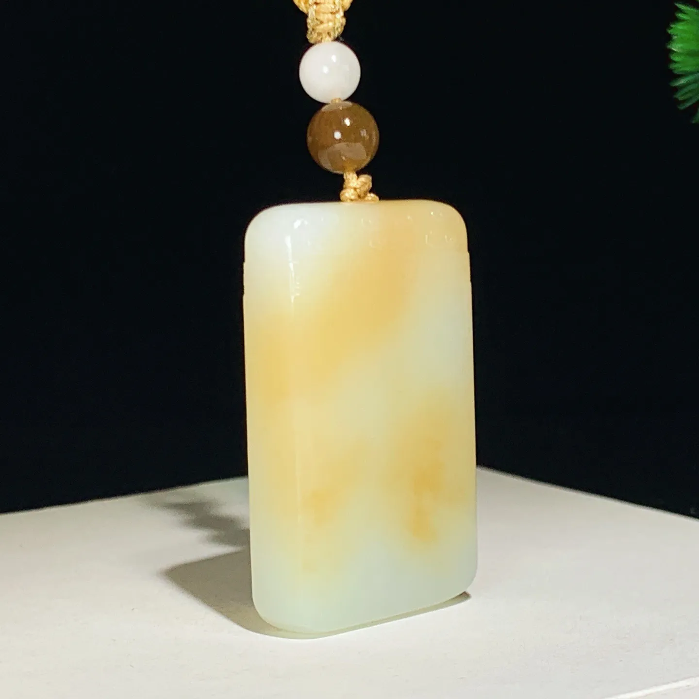 新疆和田玉且末糖平安无事牌挂件。尺寸46/30/9重37.7克。玉质细腻油润。手推出油。品相大气。 lt250923