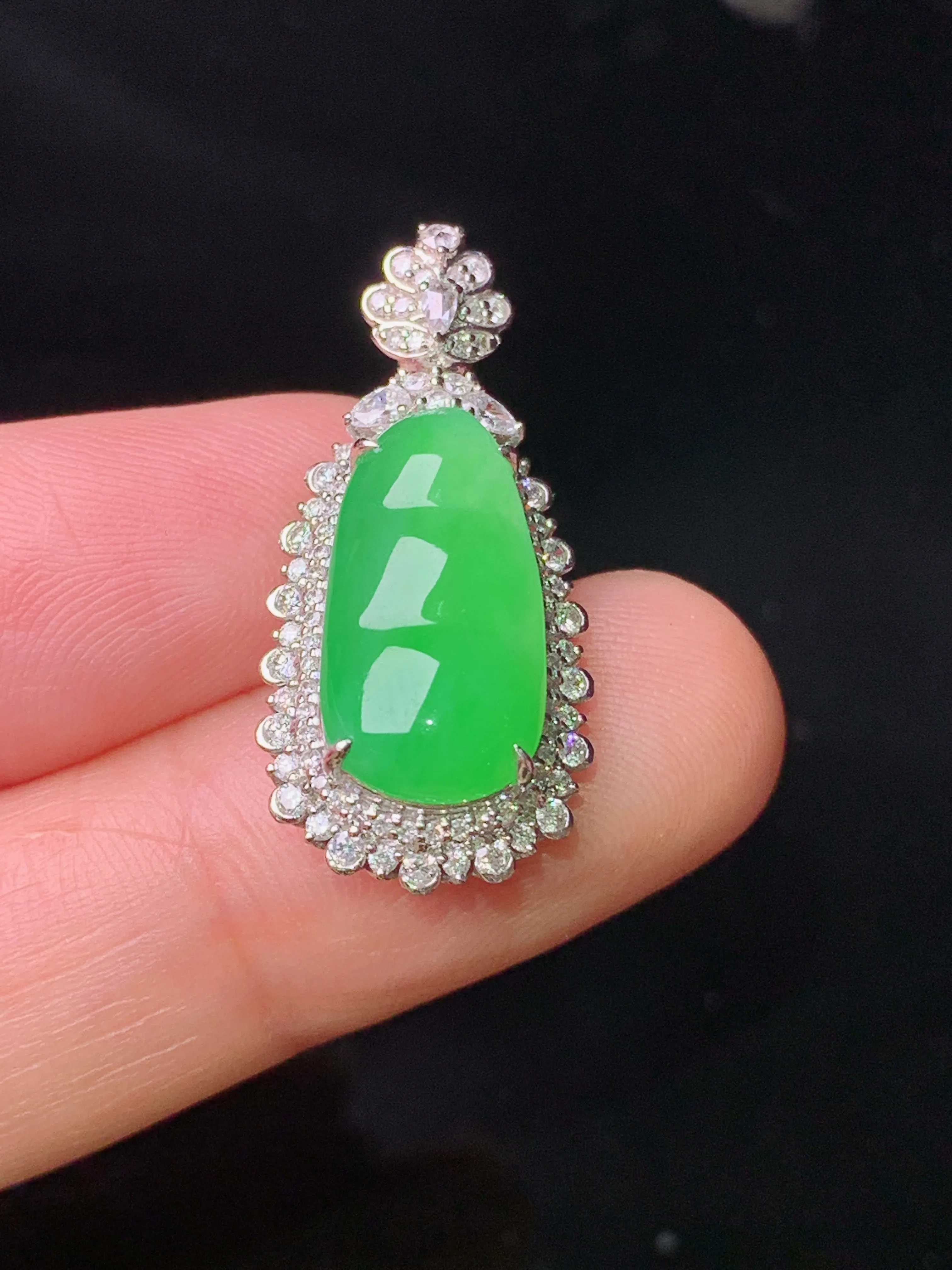 18k金钻镶嵌翠绿四季豆吊坠 玉质细腻 色泽清新艳丽 整体尺寸27.5*13*8.7