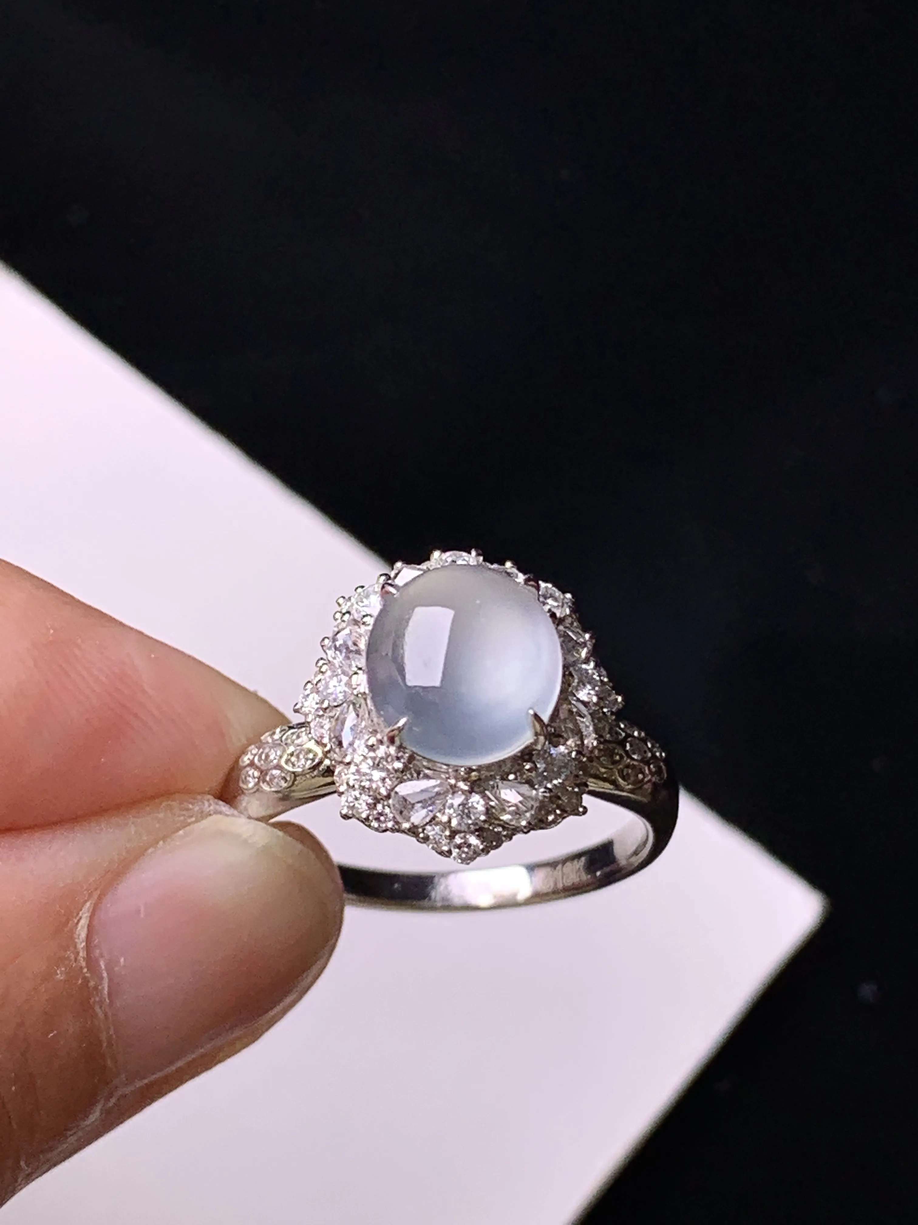 18k金钻镶嵌冰种蛋面戒指 玉质细腻 色泽清新艳丽 圈口14 整体尺寸13.3*12.8*10.8