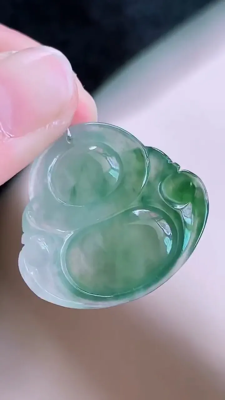 【翡翠名称】老坑种冰飘花翡翠佛公吊坠
【翡翠尺寸】26.9/28.8/5.6mm
【翡翠描述】宝贝种老水足，玉质细腻，色泽靓丽，性价比高，佩戴效果好！
【其它赠送】权威证书/精美挂绳/盒子/支持全国复检(七天无理由退换货买家只须付来回邮费即可）