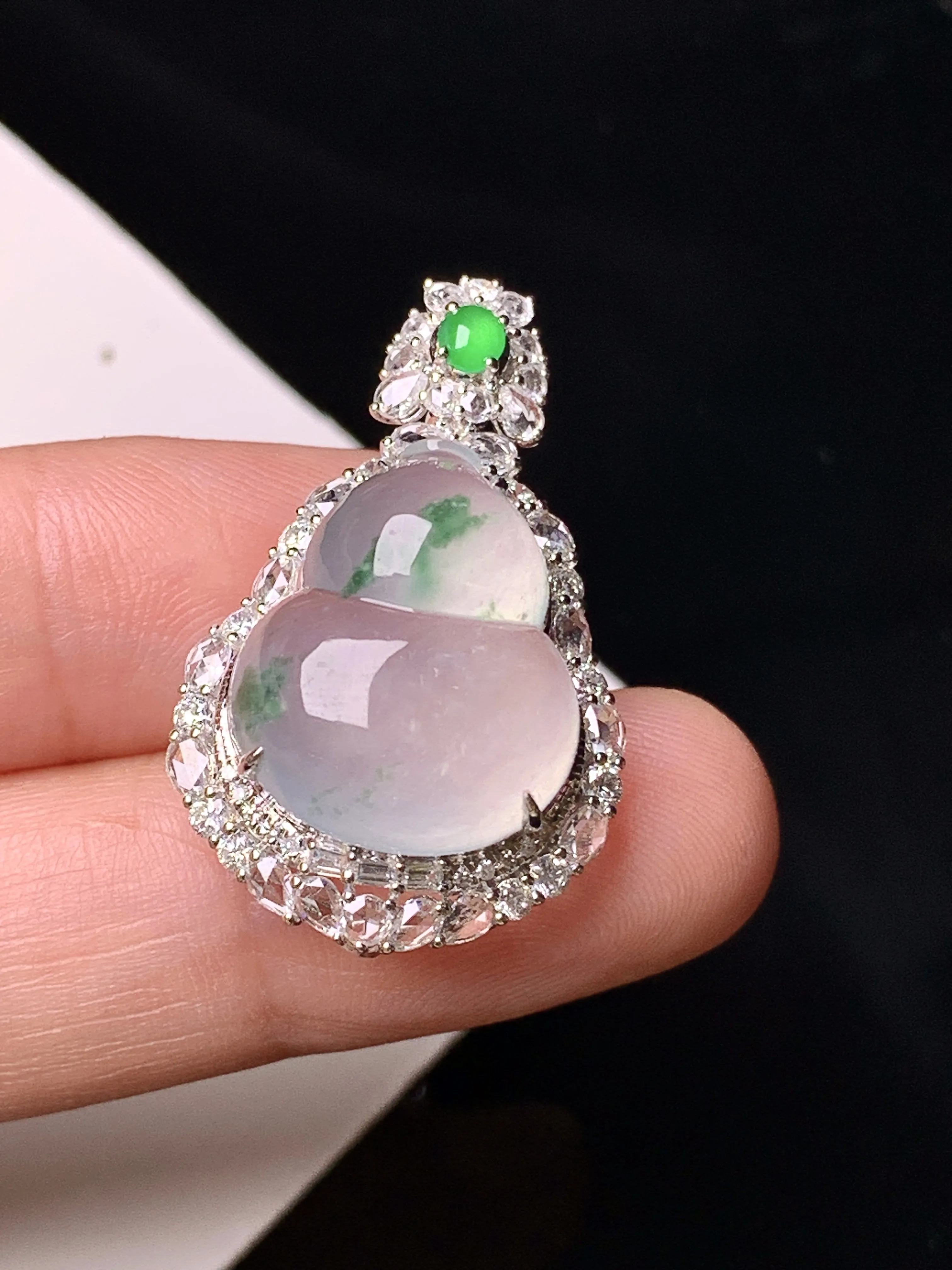 18k金钻镶嵌冰种葫芦吊坠 玉质细腻 色泽清新艳丽 整体尺寸31*19*12.2