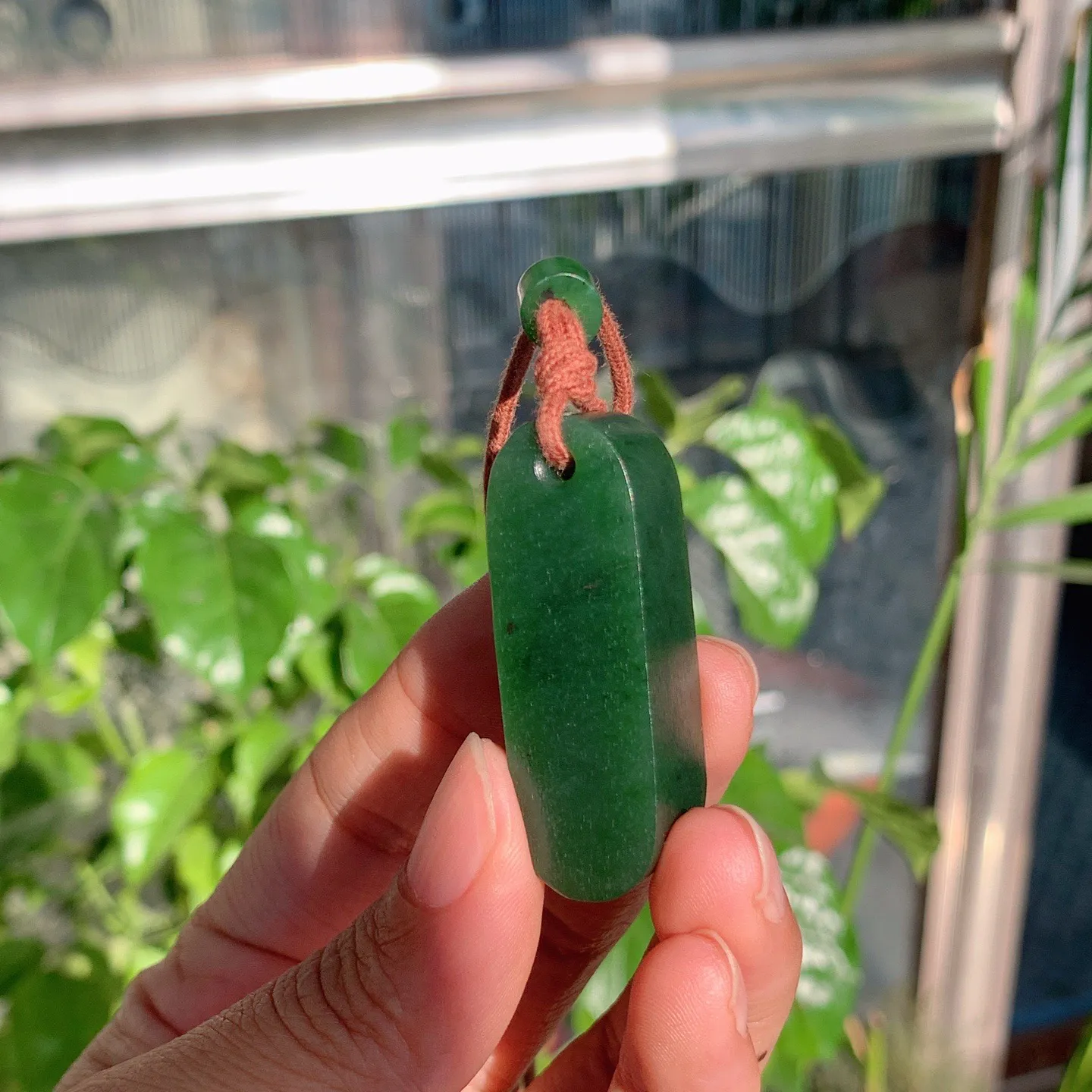 和田玉菠菜绿俄罗斯碧玉平安无事牌挂件。尺寸44/15/15重25克。玉质细腻油润。手推出油。品相大气