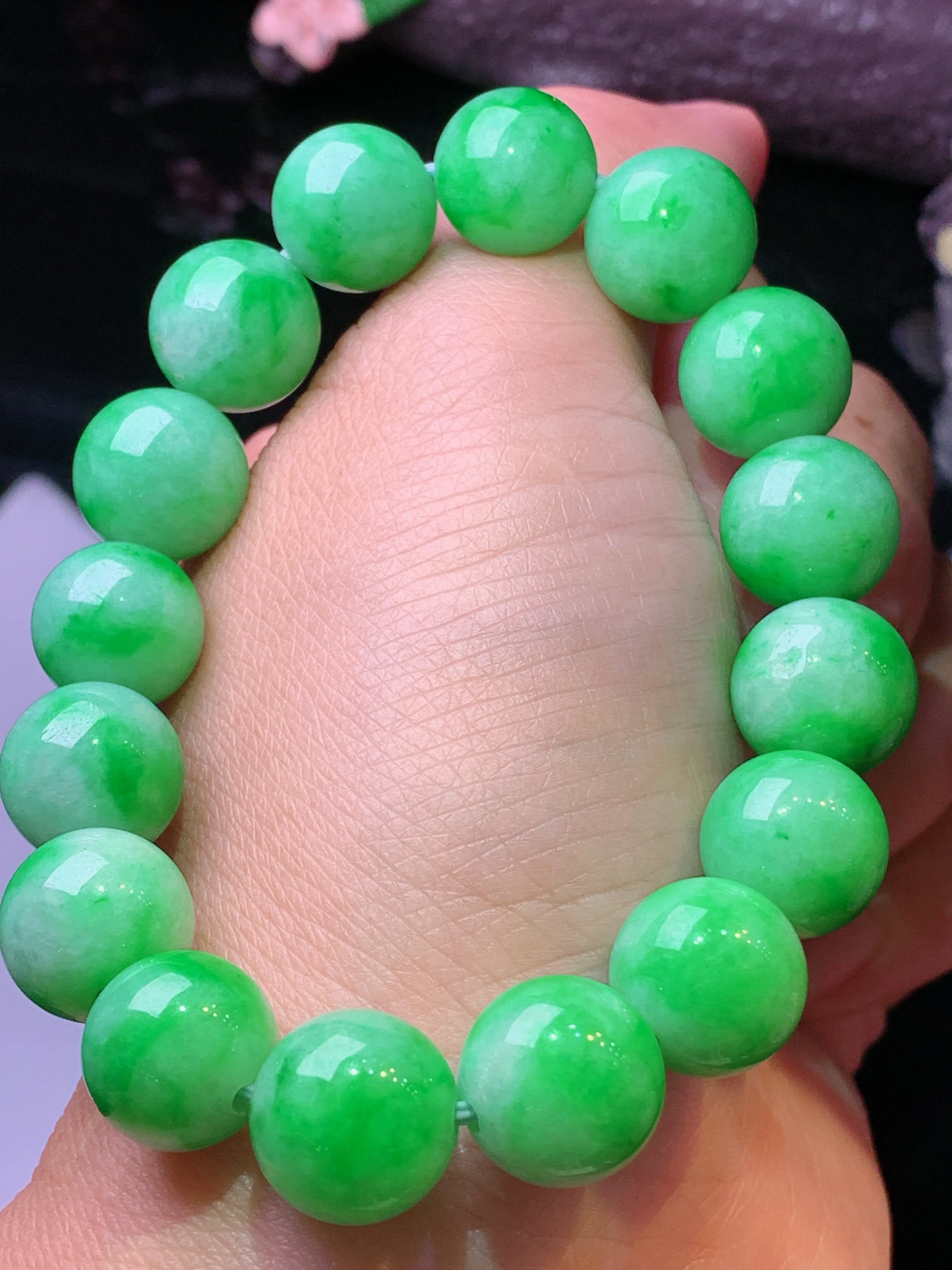 果绿圆珠手链 玉质细腻 色泽清新艳丽 整体尺寸12.2