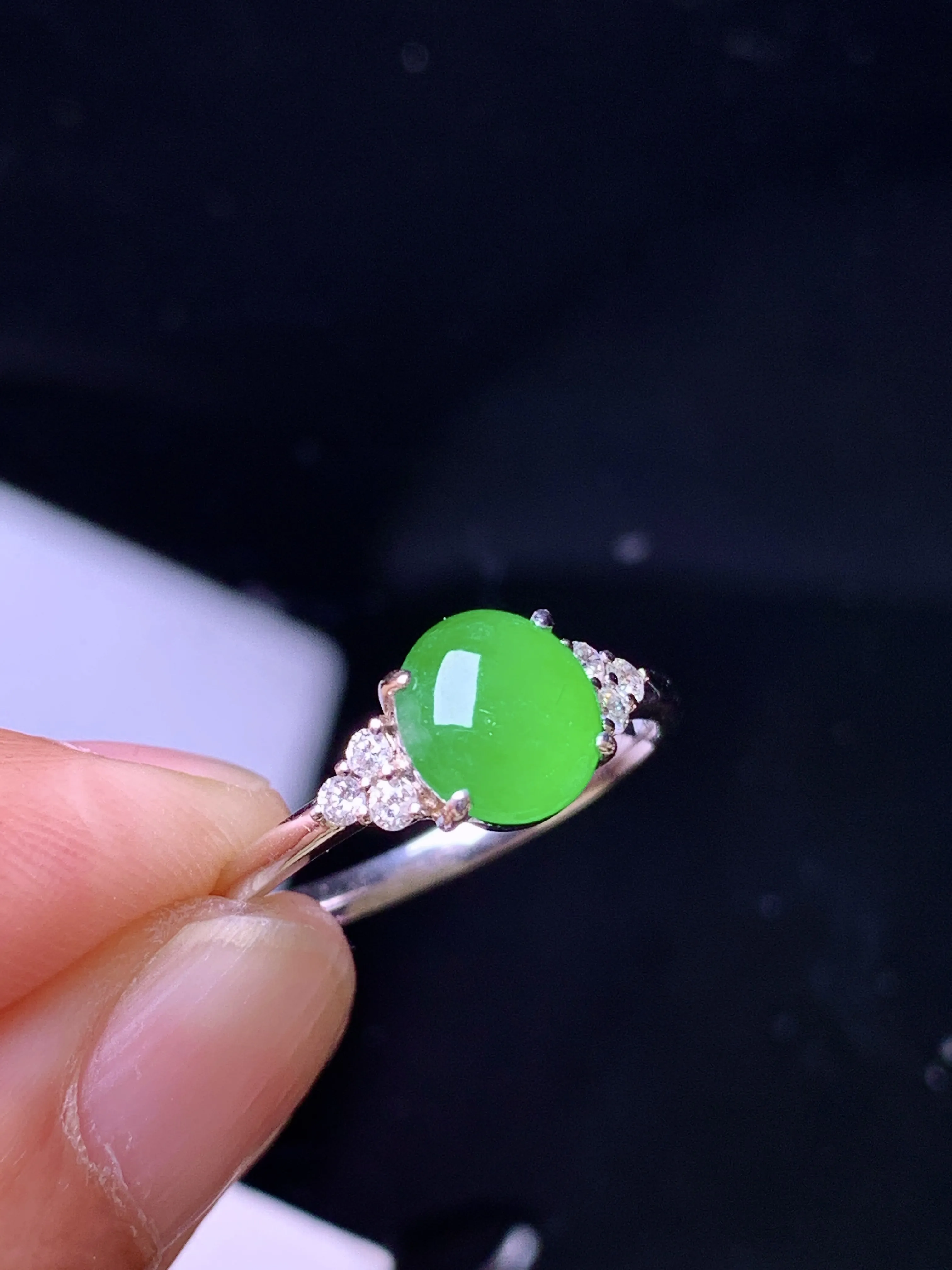 18k金钻镶嵌满绿蛋面戒指 玉质细腻 色泽艳丽清新 圈口13.5 裸石尺寸7.2*6.5*2.8
