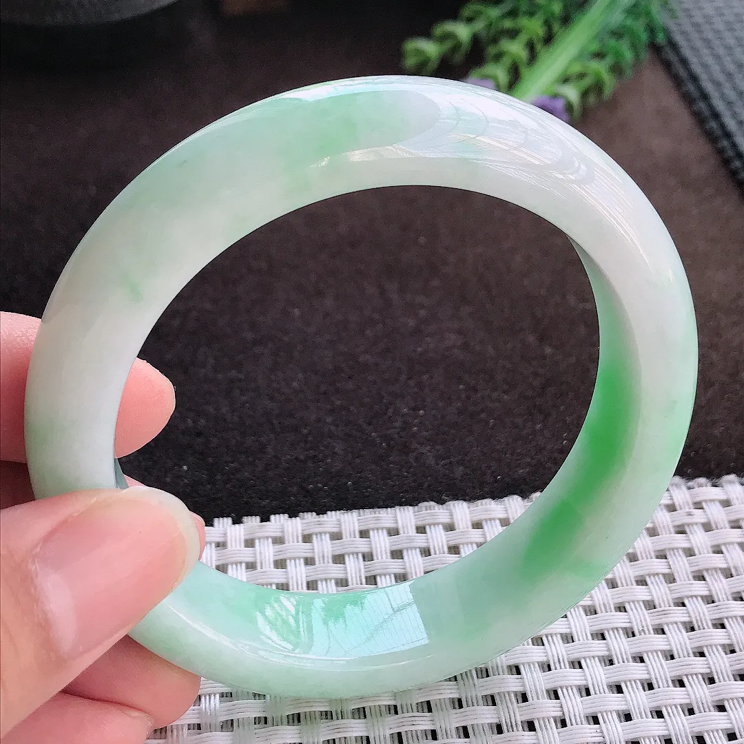 天然a货翡翠59.5/14.6/9老坑精美温润飘阳绿手镯宽边玉手镯