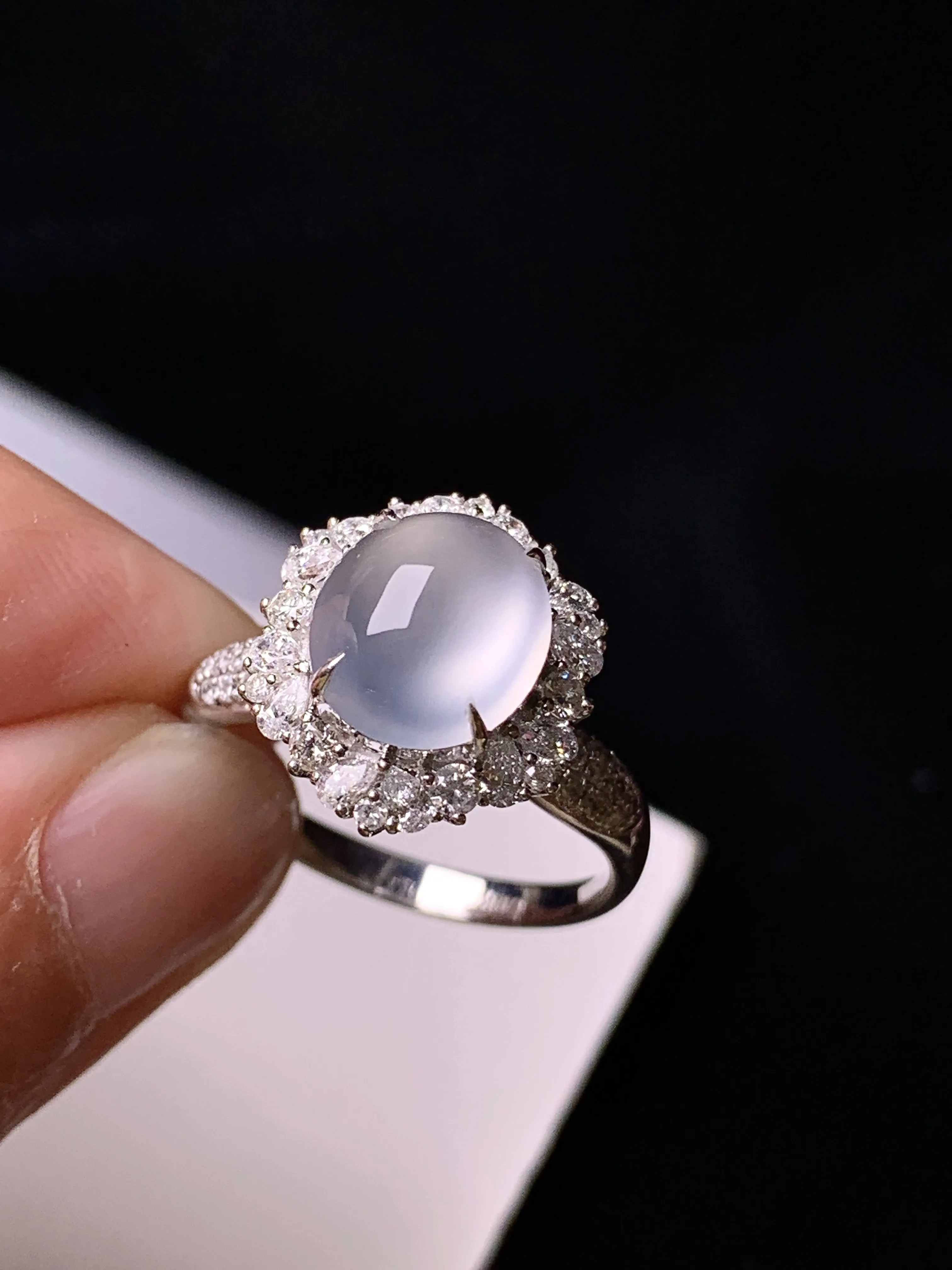 18k金钻镶嵌冰种蛋面戒指 玉质细腻 色泽清新艳丽 圈口14 整体尺寸15*13*10.8