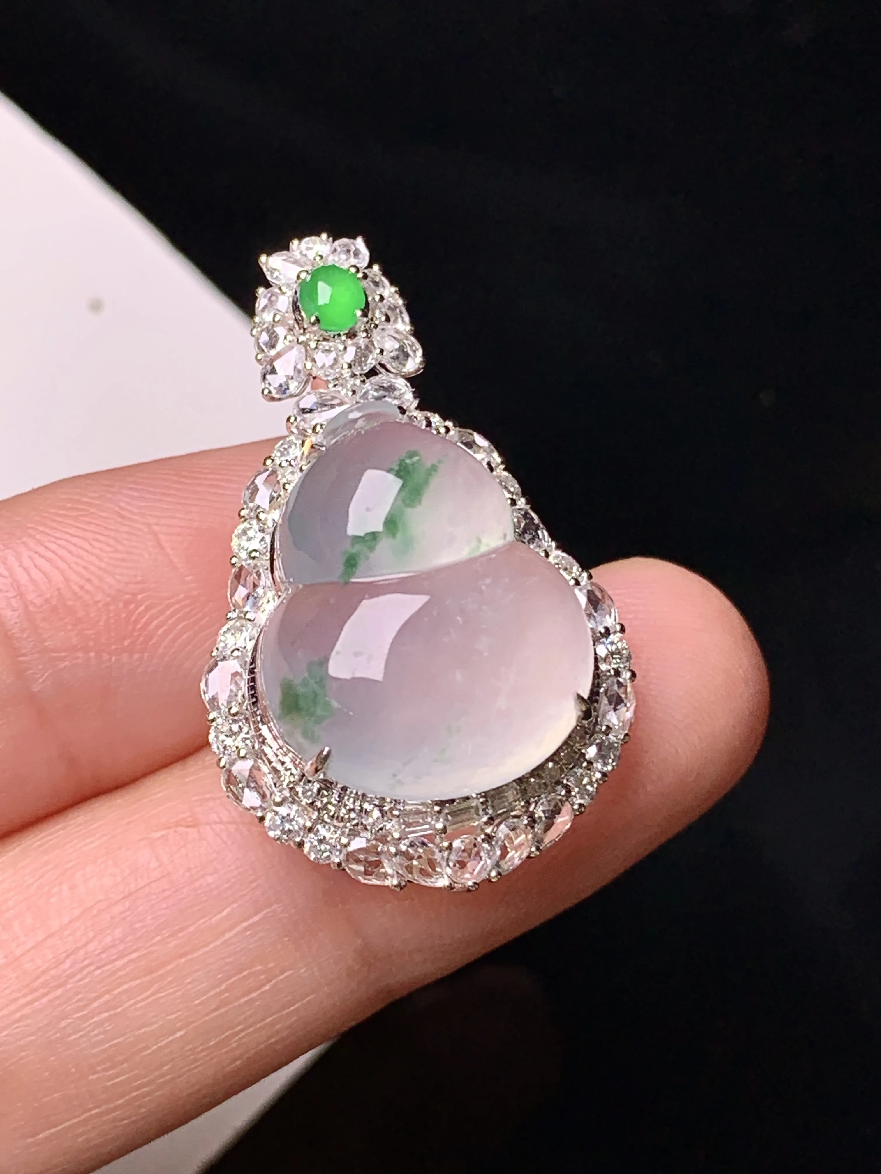 18k金钻镶嵌冰种葫芦吊坠 玉质细腻 色泽清新艳丽 整体尺寸31*19*12.2