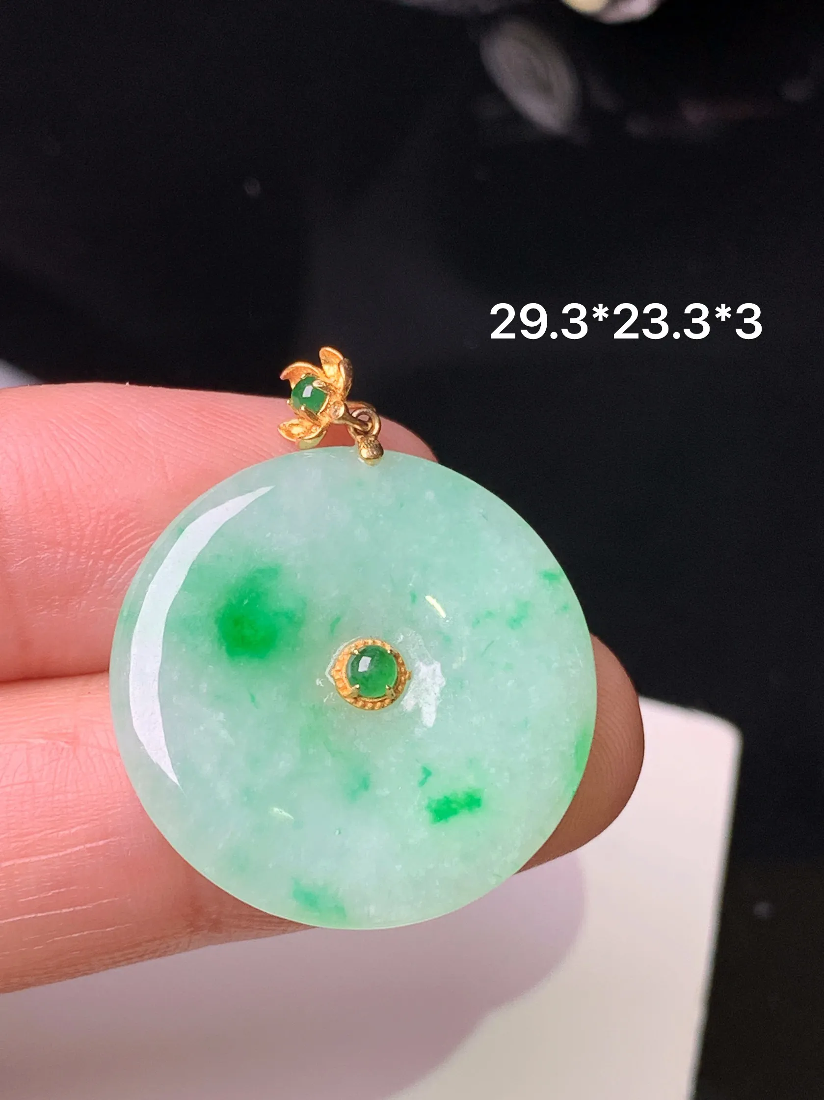 18k金镶嵌飘绿平安扣吊坠 玉质细腻 色泽清新艳丽 整体尺寸29.3*23.3*3