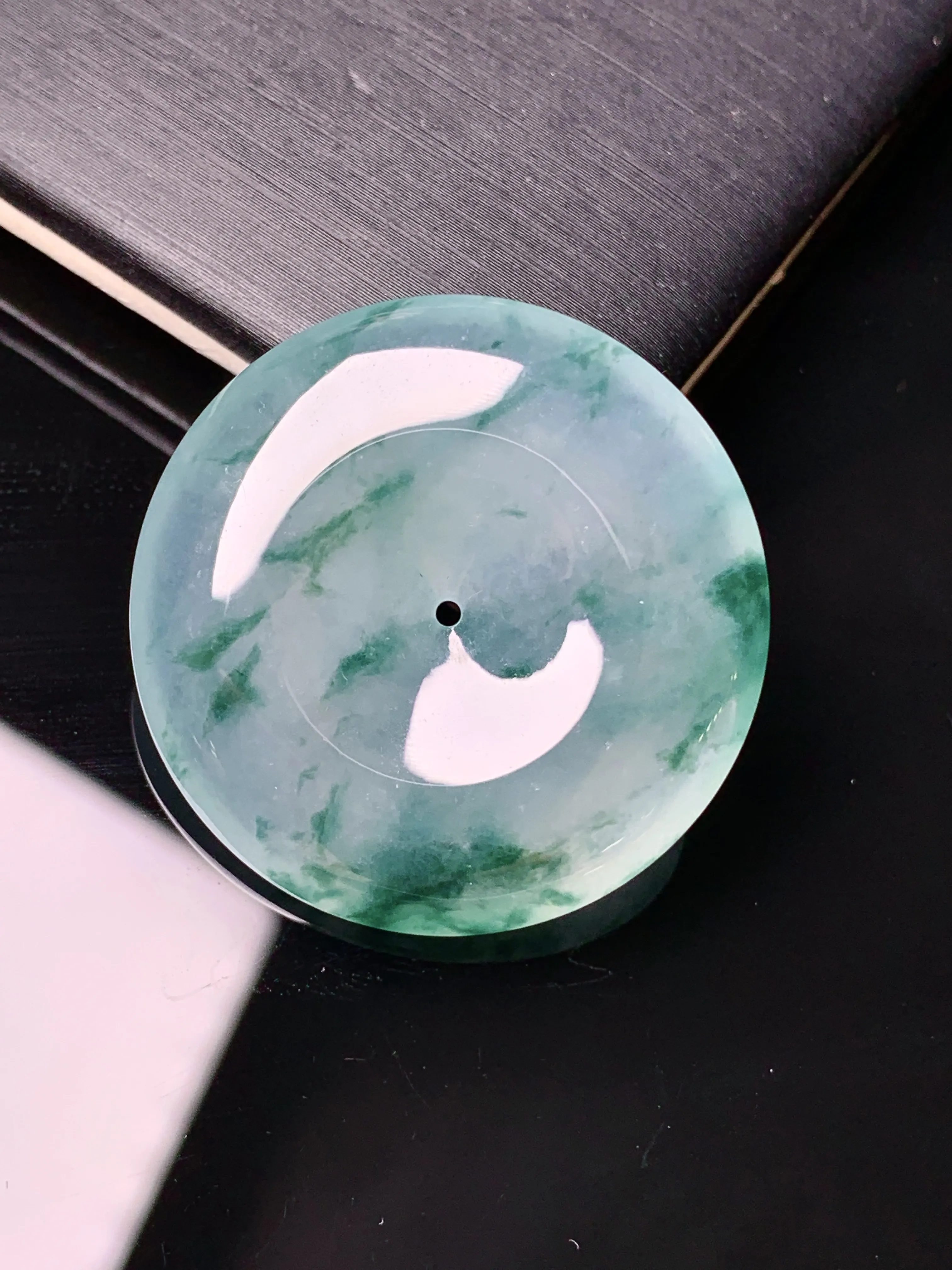 冰种飘花平安扣吊坠 玉质细腻 色泽清新艳丽 整体尺寸29.6*6