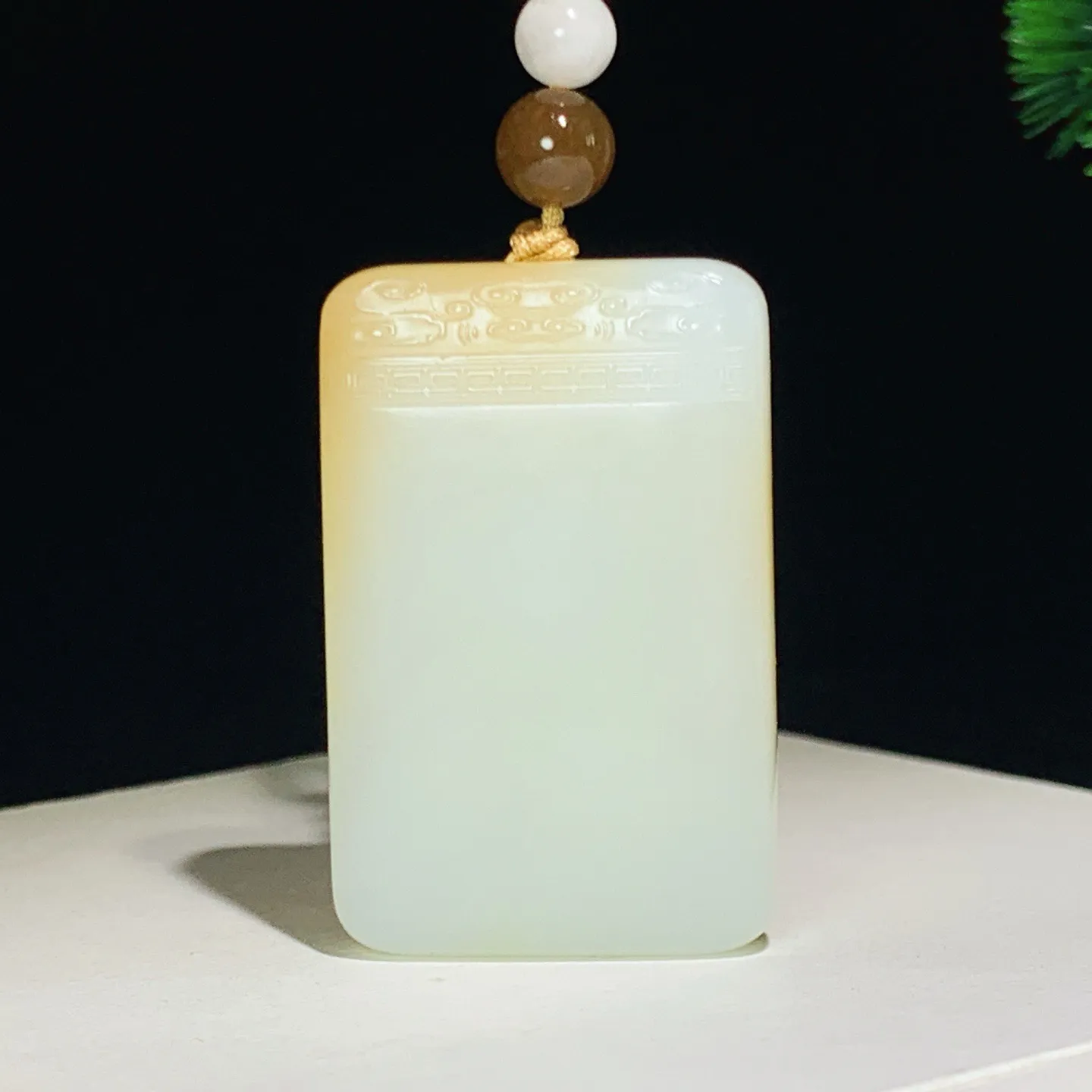 新疆和田玉且末糖平安无事牌挂件。尺寸46/30/9重37.7克。玉质细腻油润。手推出油。品相大气。 lt250923