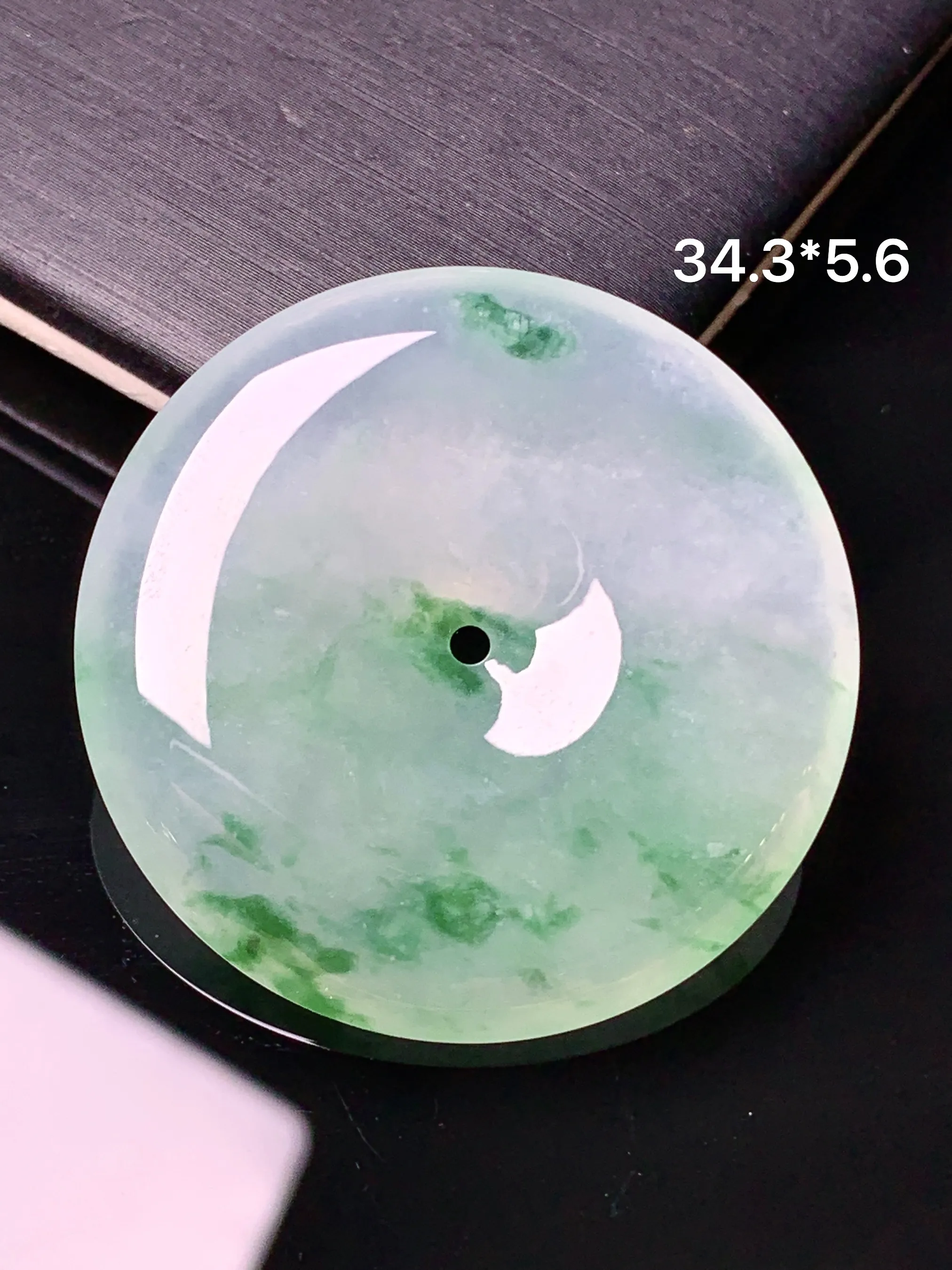 冰种飘绿平安扣吊坠 玉质细腻 色泽清新艳丽 整体尺寸34.3*5.6