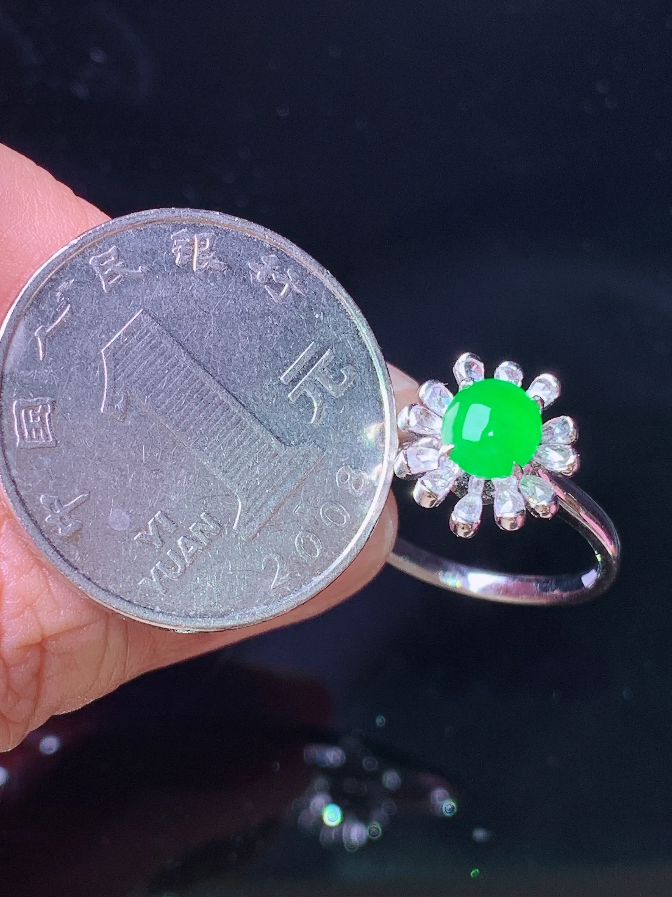 18k金钻镶嵌满绿蛋面 玉质细腻 色泽艳丽清新 圈口14.5 整体尺寸11.7*11*8
