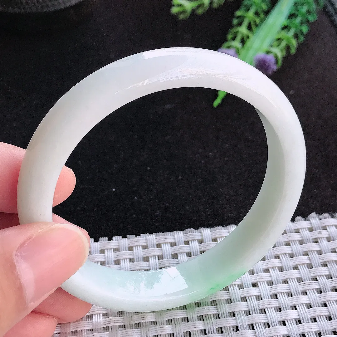 天然a货翡翠56/12/7.3老坑精美温润飘绿手镯宽边玉手镯