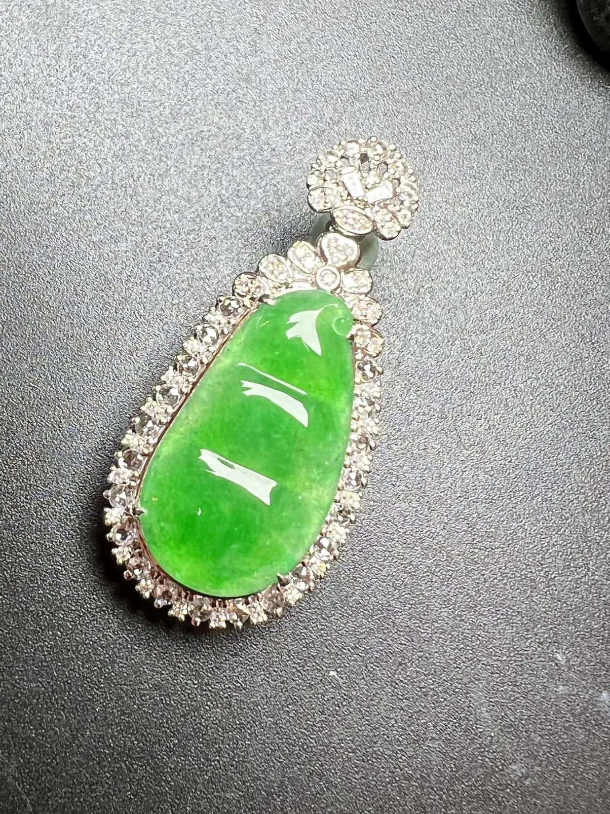 满绿福豆整体尺寸39.2**18.5*10.2 裸石尺寸23.5*13*2.8