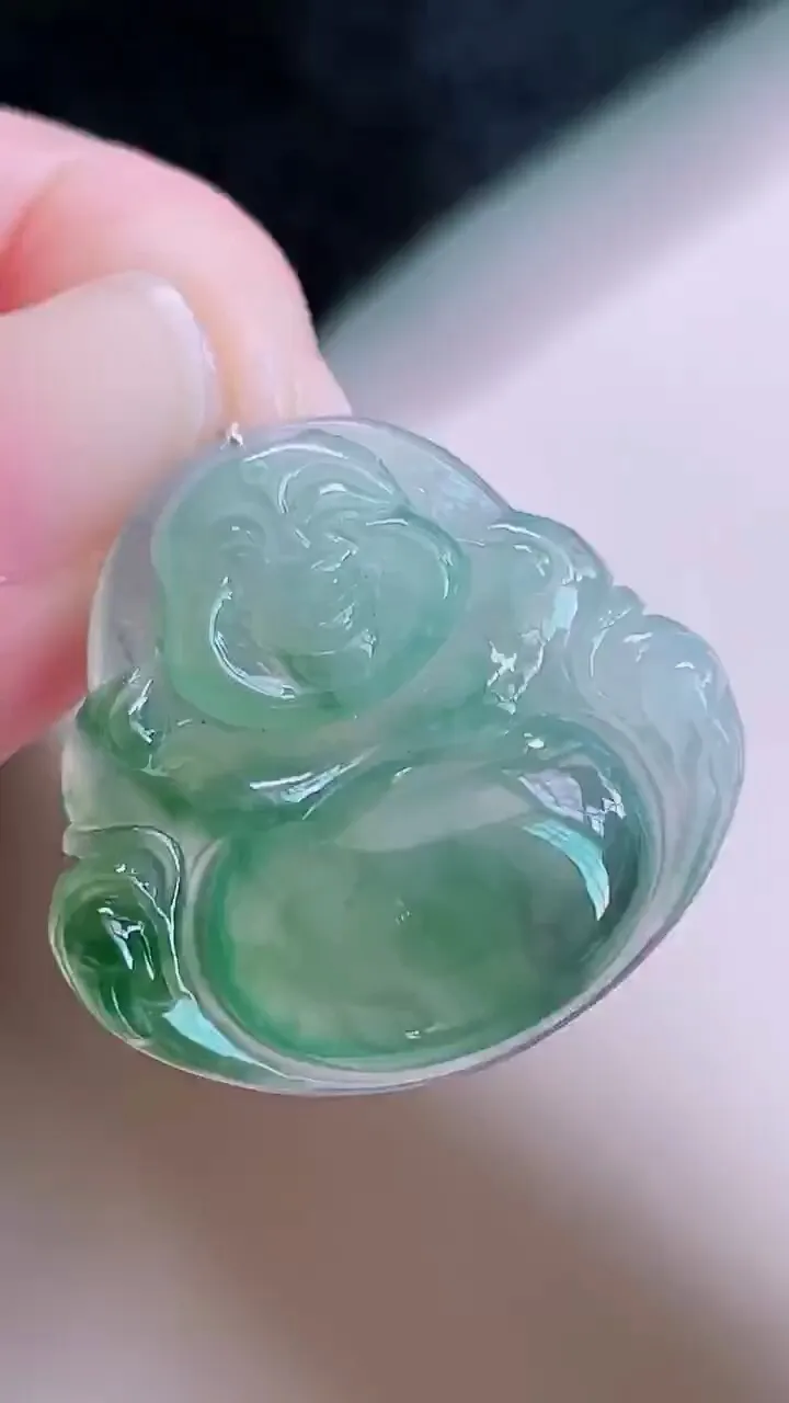 【翡翠名称】老坑种冰飘花翡翠佛公吊坠
【翡翠尺寸】26.9/28.8/5.6mm
【翡翠描述】宝贝种老水足，玉质细腻，色泽靓丽，性价比高，佩戴效果好！
【其它赠送】权威证书/精美挂绳/盒子/支持全国复检(七天无理由退换货买家只须付来回邮费即可）