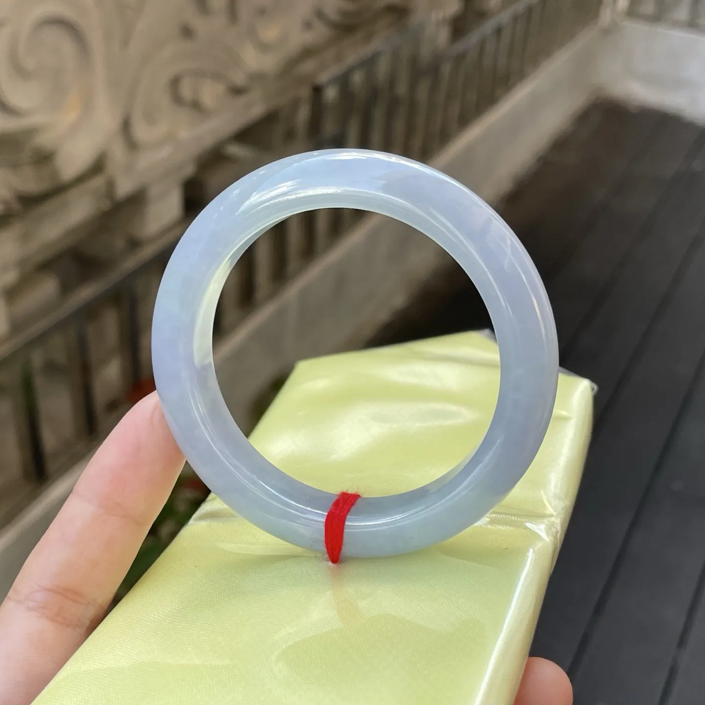 55圈口️
茄紫，浅淡的色泽如晨曦中氤氲的烟岚，温润通透，静静卧于掌心，仿佛藏着一段温婉含蓄的时光