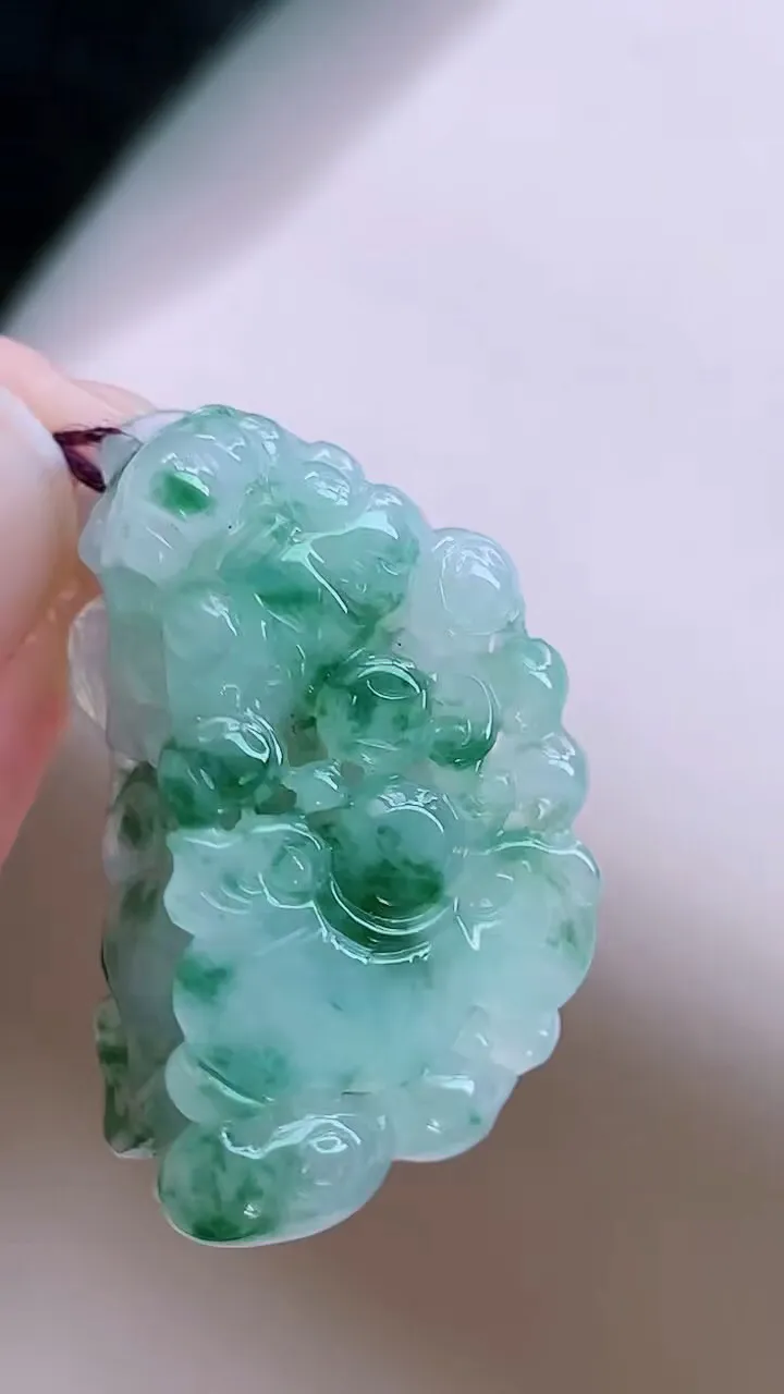 【翡翠名称】老坑种冰飘花貔貅吊坠挂件
【翡翠尺寸】35/18.8/11mm
【翡翠描述】宝贝种老水足