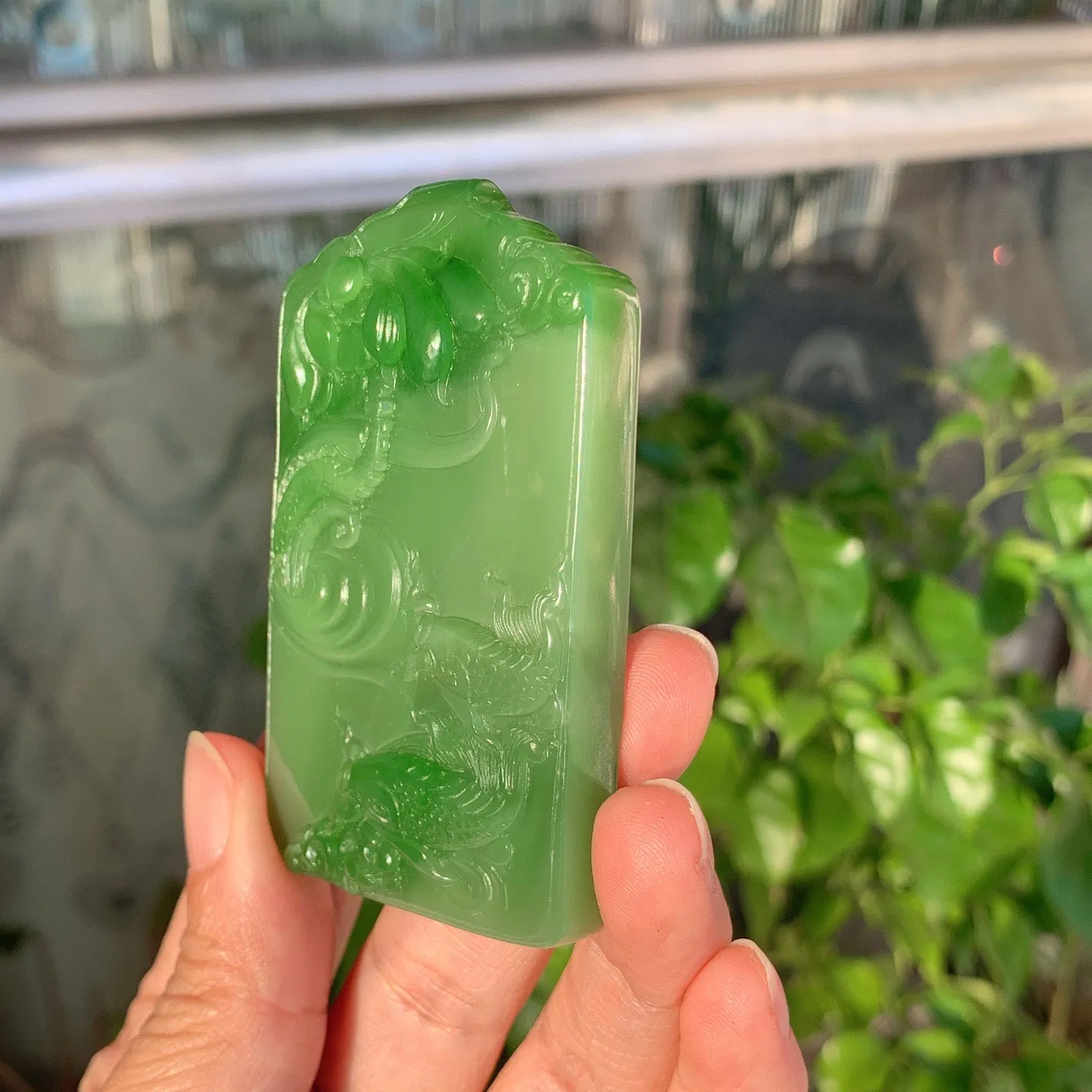 和田玉阳绿俄罗斯碧玉连年有余牌子挂件。尺寸72/43/10重71.8克。玉质细腻油润。手推出油。品相大气。lt251120