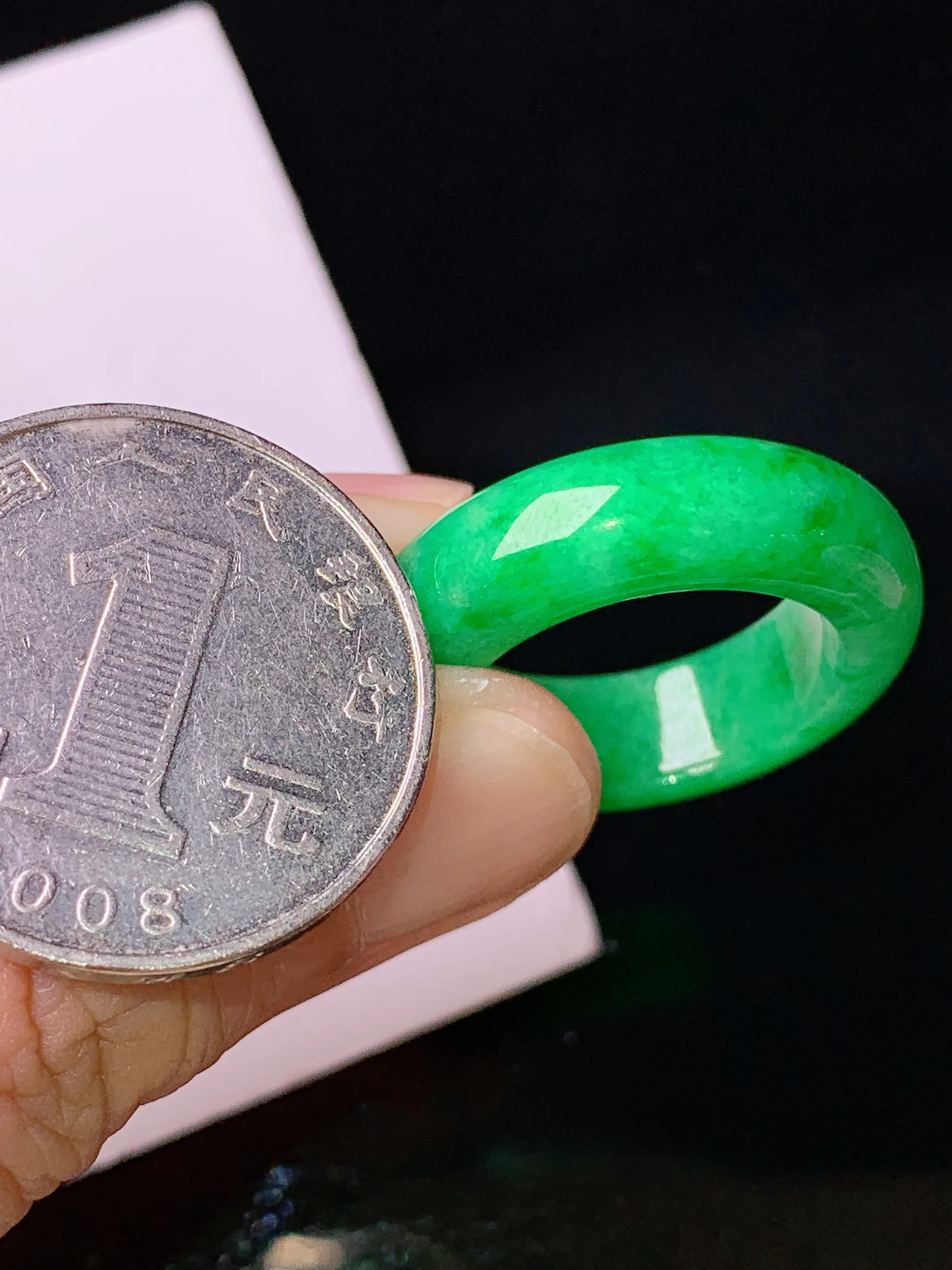 翠绿指环 玉质细腻 色泽艳丽清新 圈口15.5 整体尺寸26.2*6.7*4.3