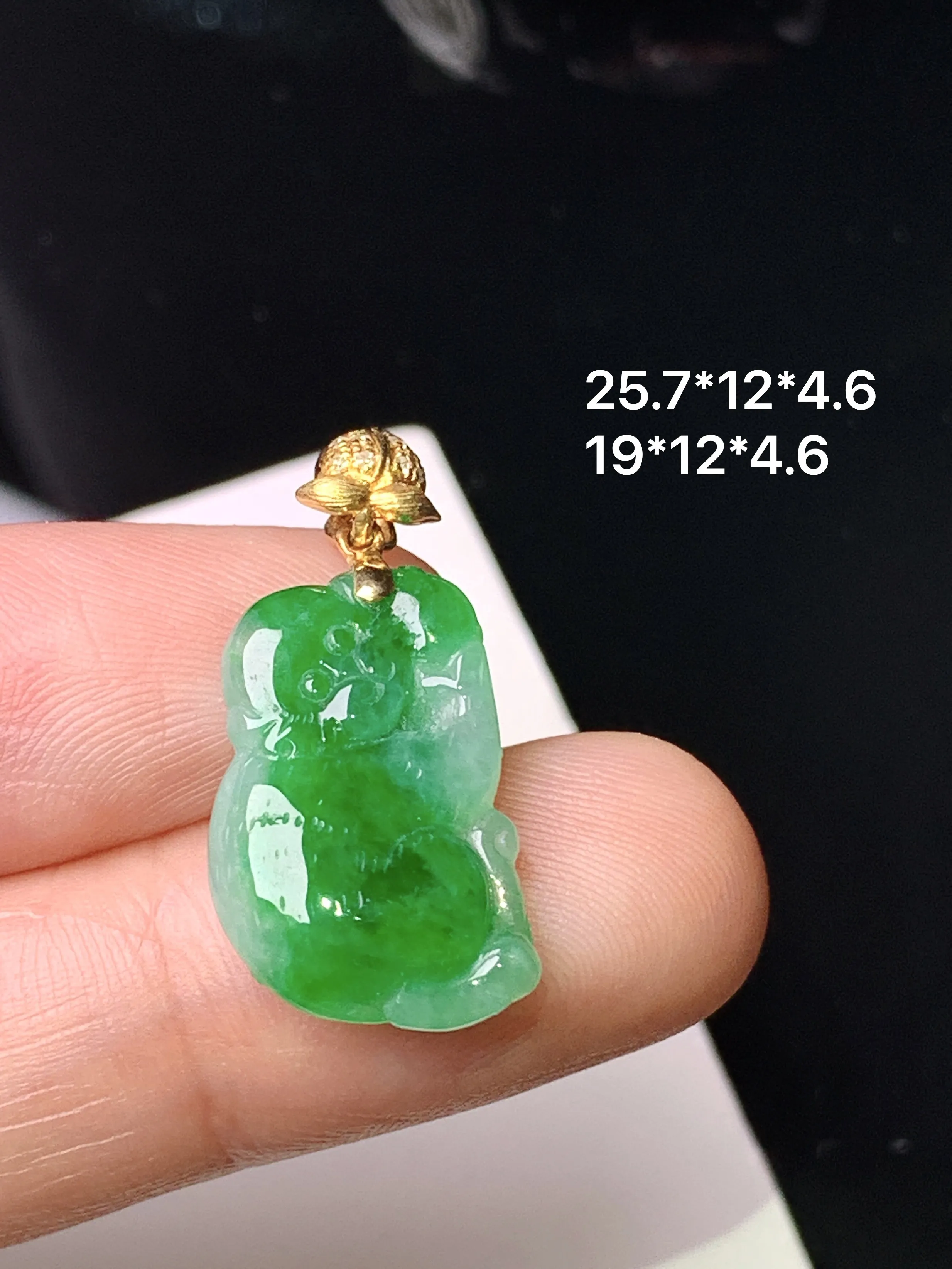 18k金镶嵌飘绿猴子吊坠 玉质细腻 色泽清新艳丽 整体尺寸25.7*12*4.6