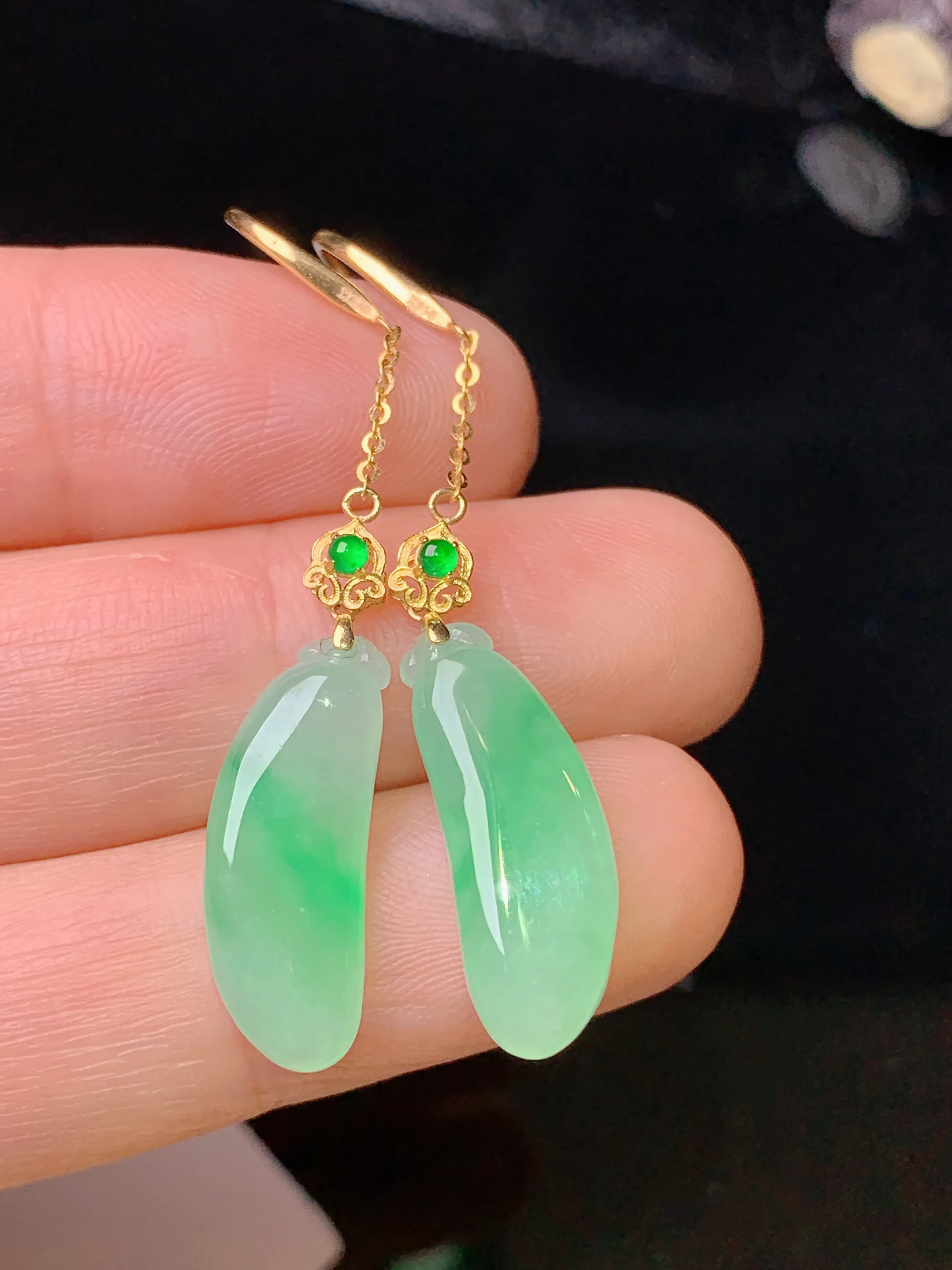 18k金镶嵌翠绿福瓜耳坠 玉质细腻 色泽清新艳丽 整体尺寸48*7.3*3.7