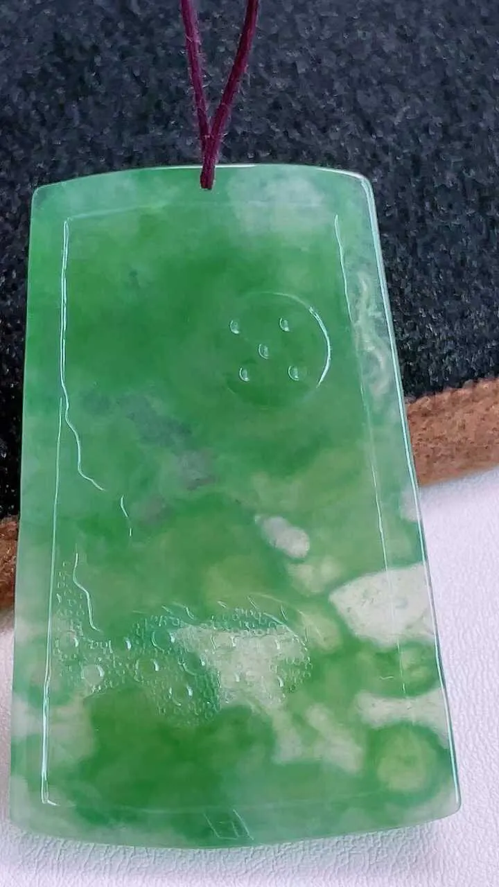 【翡翠名称】老坑种冰晴绿大龙牌翡翠吊坠挂件
【翡翠尺寸】60.8/40.5/5.8mm
【翡翠描述】宝贝种老水足，玉质细腻，色泽靓丽，性价比高，佩戴效果好！
【其它赠送】权威证书/精美挂绳/盒子/支持全国复检 !