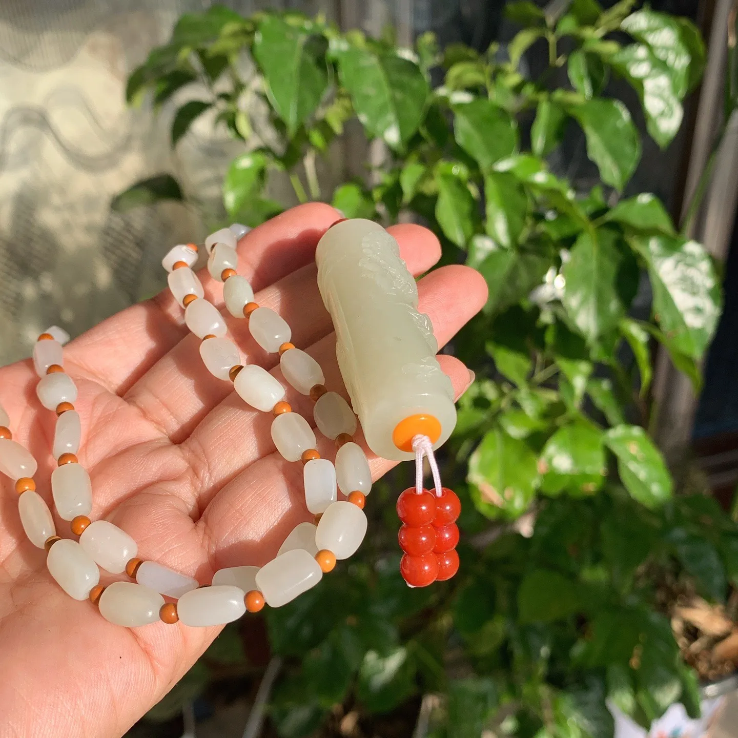 和田玉白玉龙佑一方龙柱挂件。尺寸51/16重59克。玉质细腻油润。手推出油。品相大气。lt251120