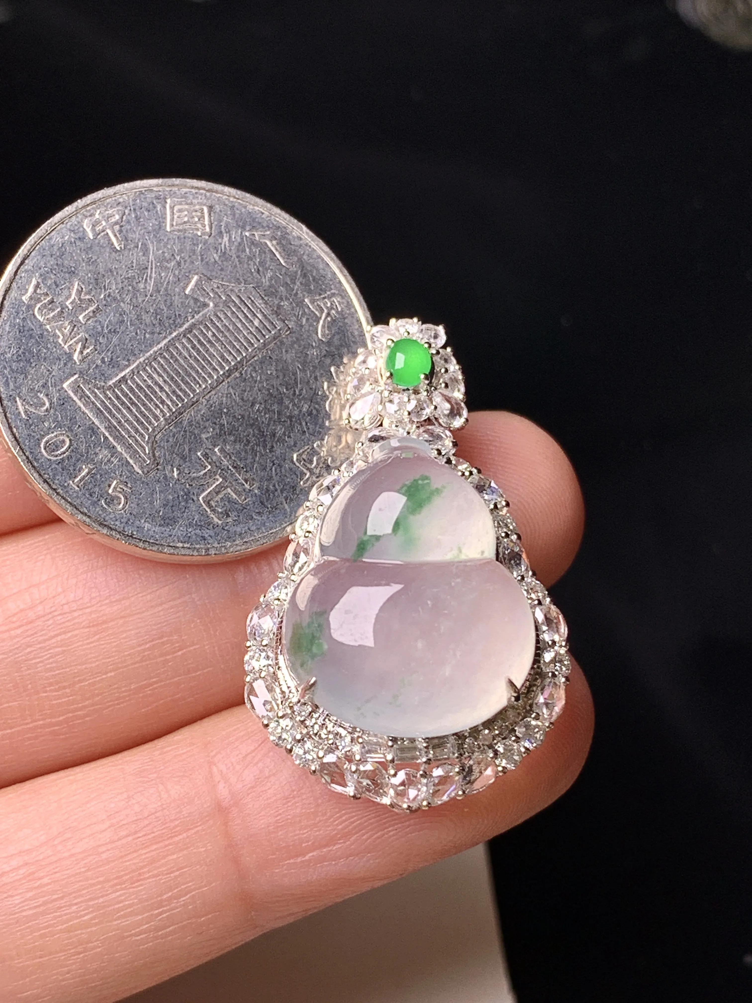 18k金钻镶嵌冰种葫芦吊坠 玉质细腻 色泽清新艳丽 整体尺寸31*19*12.2