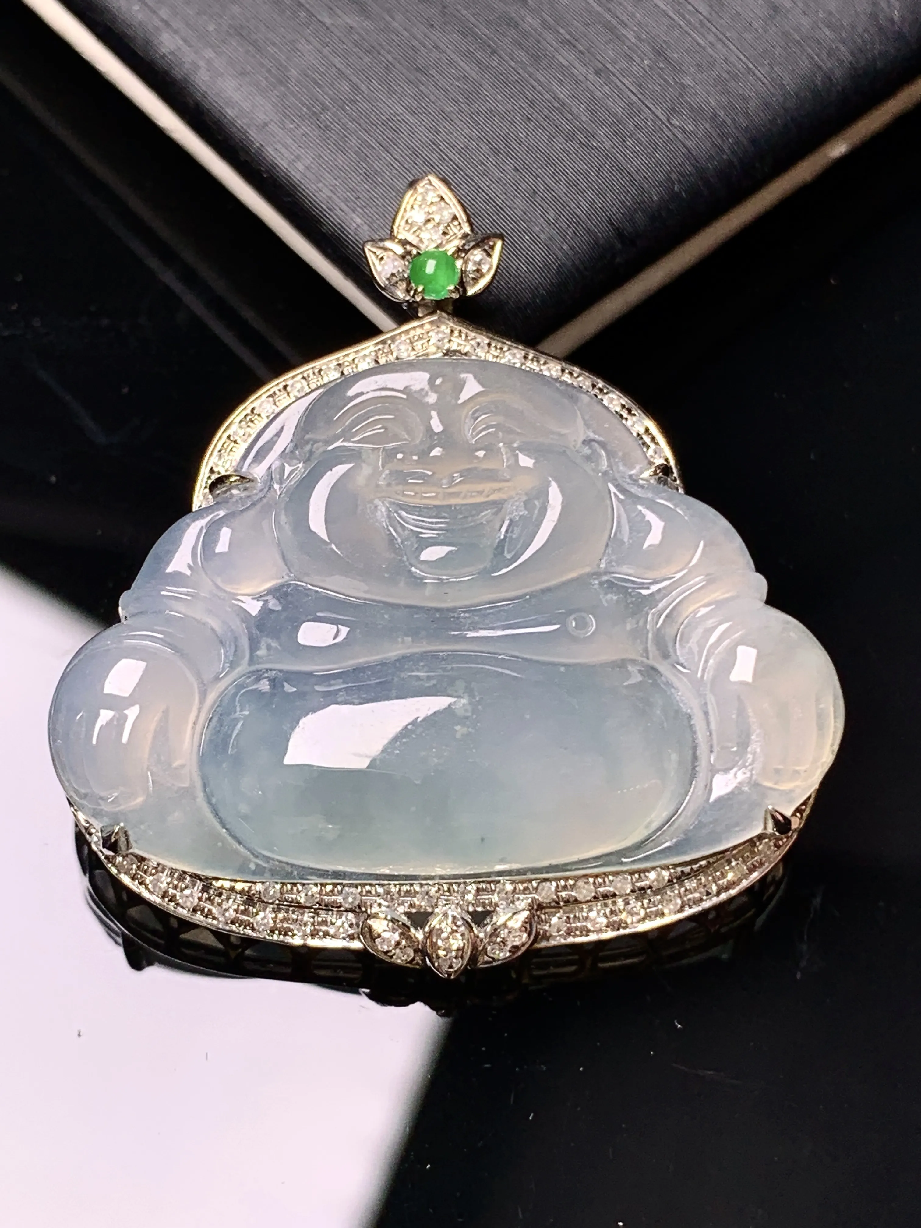 18k金钻镶嵌冰种佛公吊坠 玉质细腻 色泽艳丽清新 整体尺寸33*31*8.2