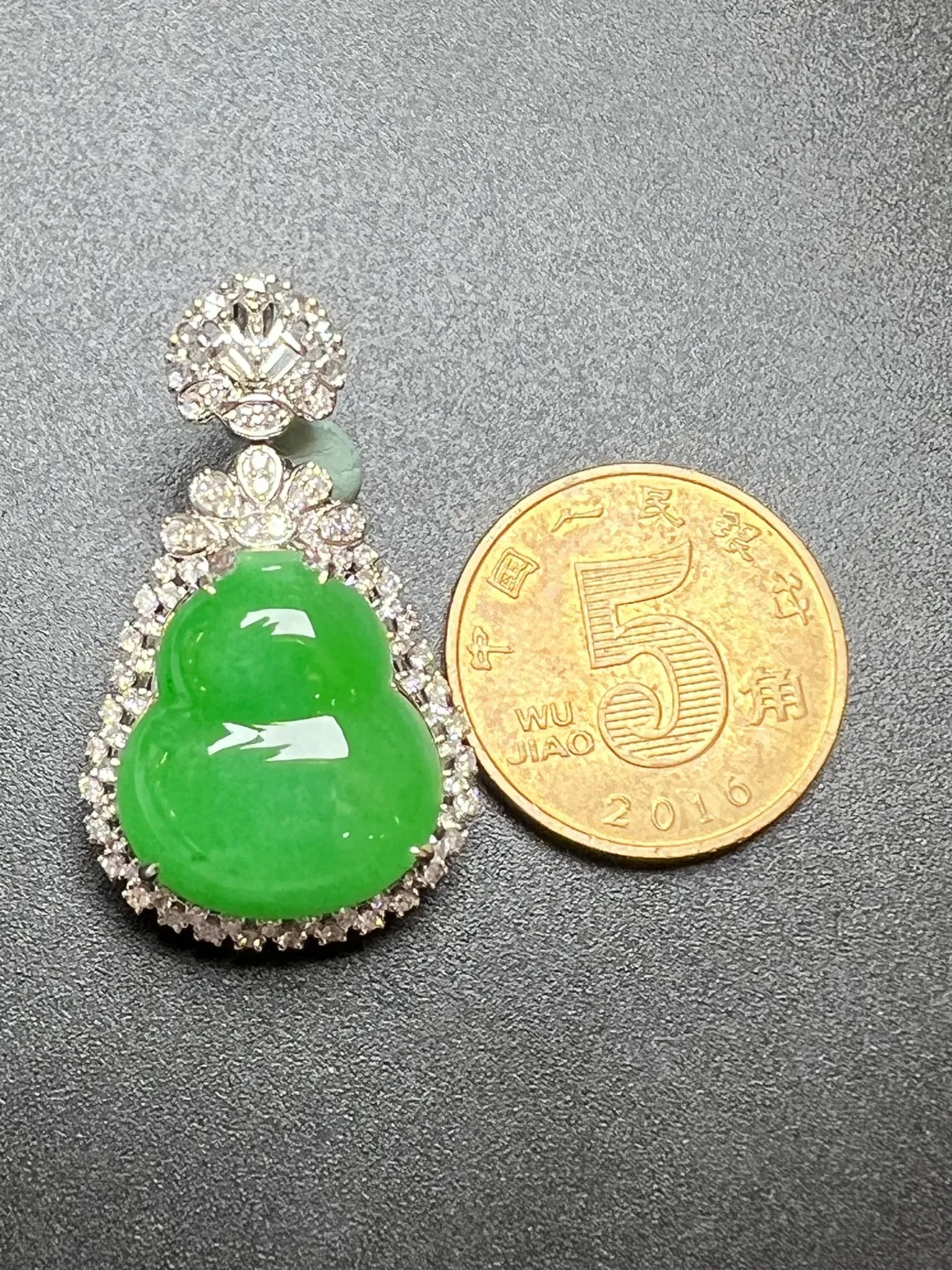 满绿葫芦品相好、饱满，整体尺寸32*19*10.6 裸石尺寸17.3*15*5