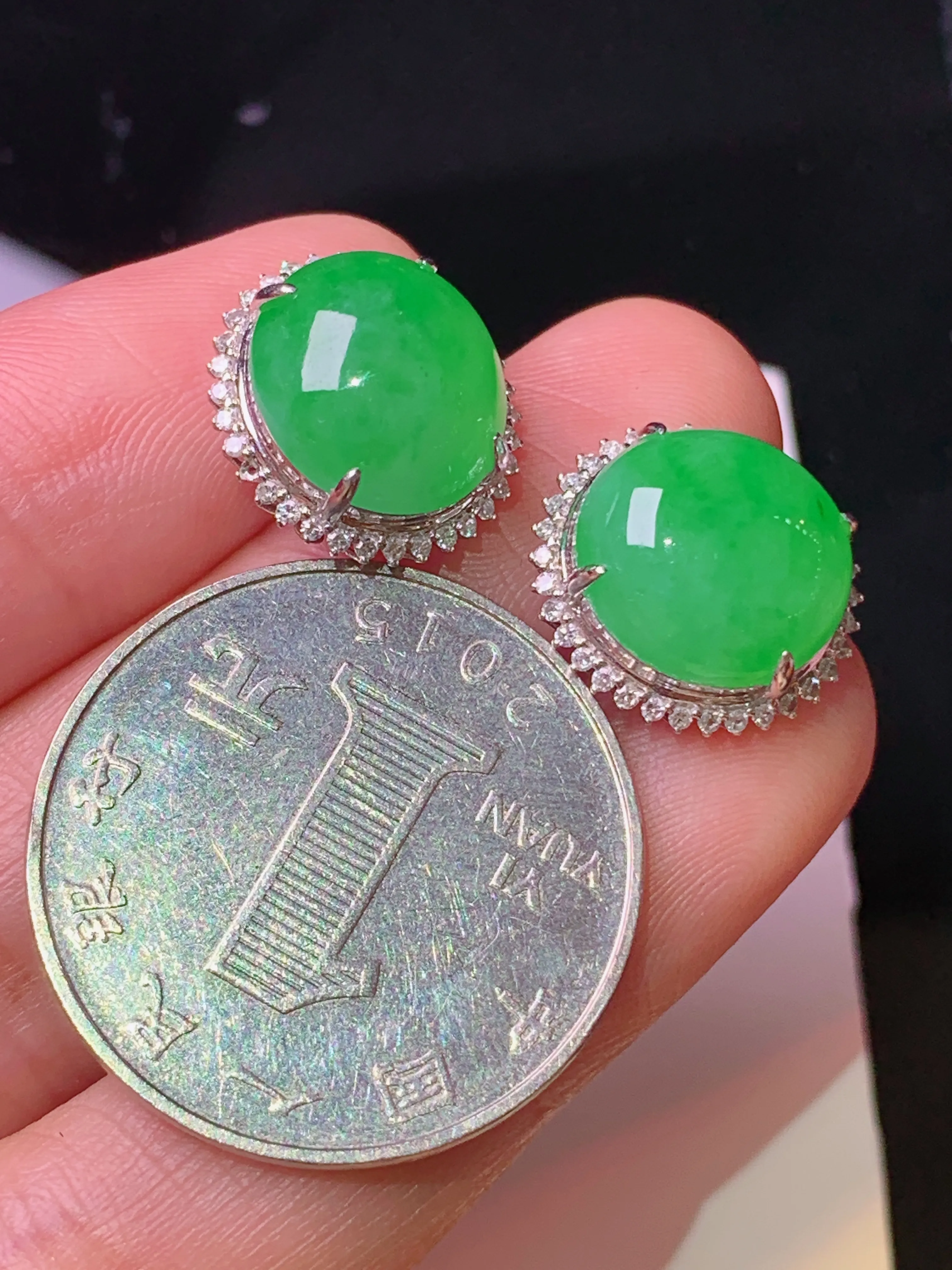 18k金钻镶嵌翠绿蛋面耳钉 玉质细腻 色泽艳丽清新 整体尺寸14.2*13*8.2