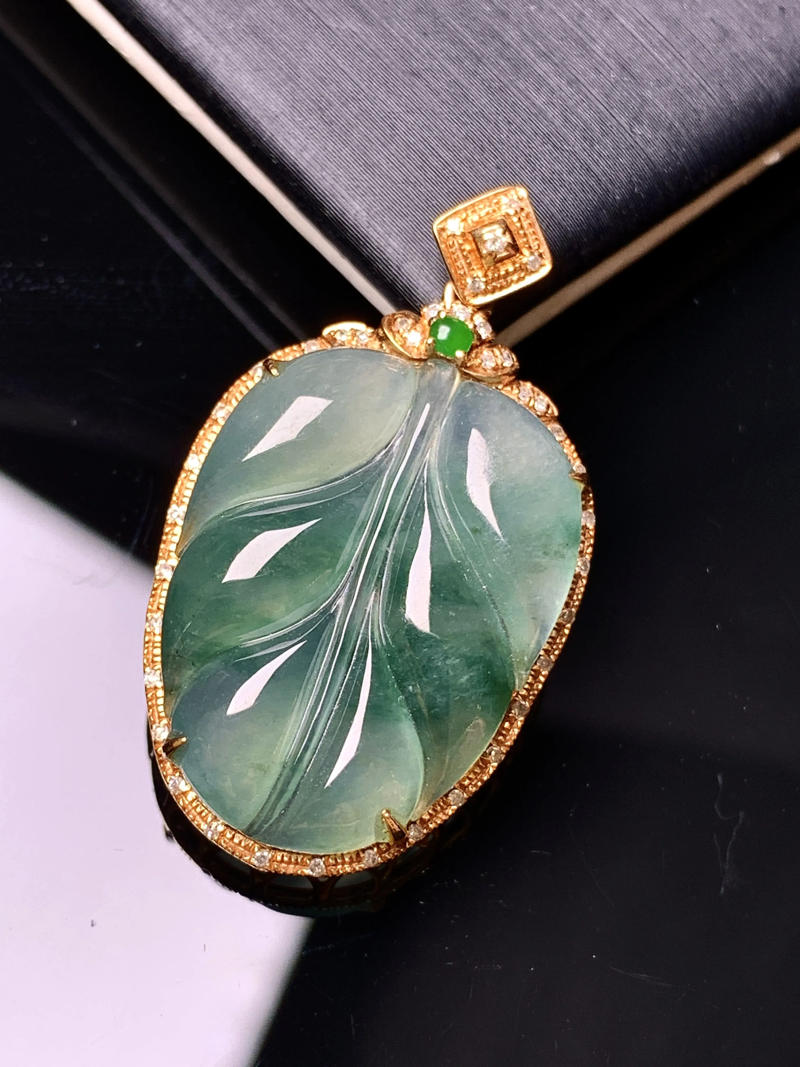 18k金钻镶嵌飘绿树叶吊坠 玉质细腻 色泽艳丽清新 整体尺寸33.2*19.2*6.6